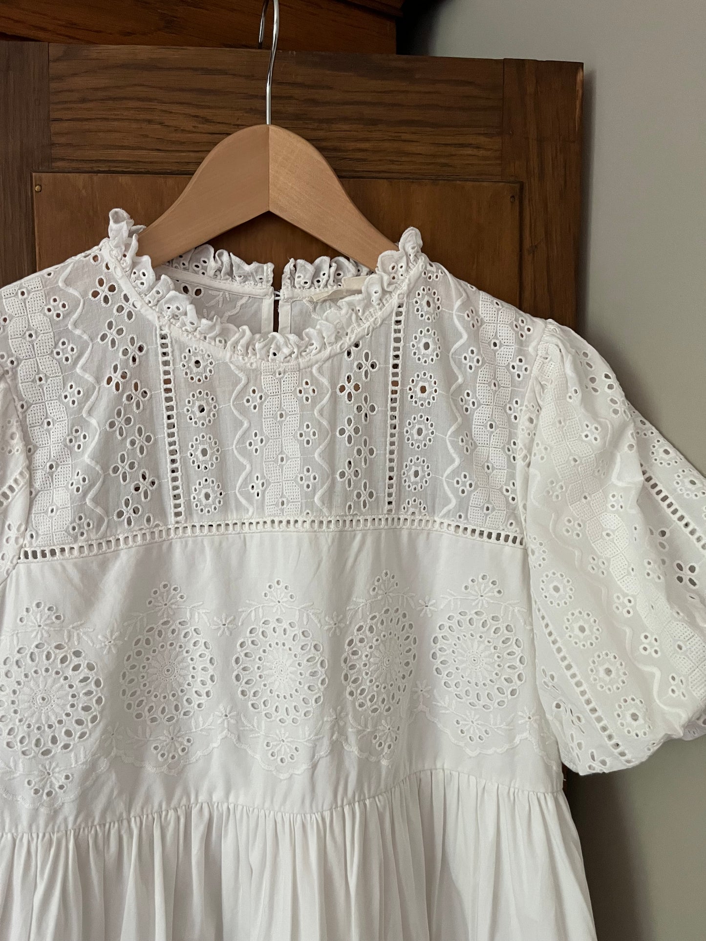 Robe blanche avec détails (Small)