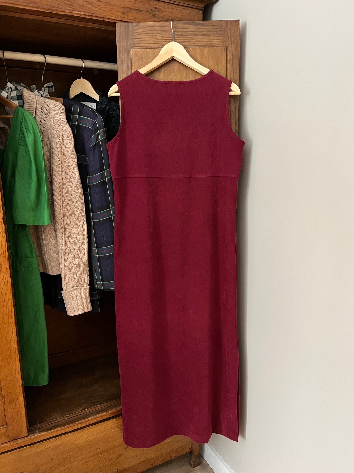Robe rouge effet suède (Médium)