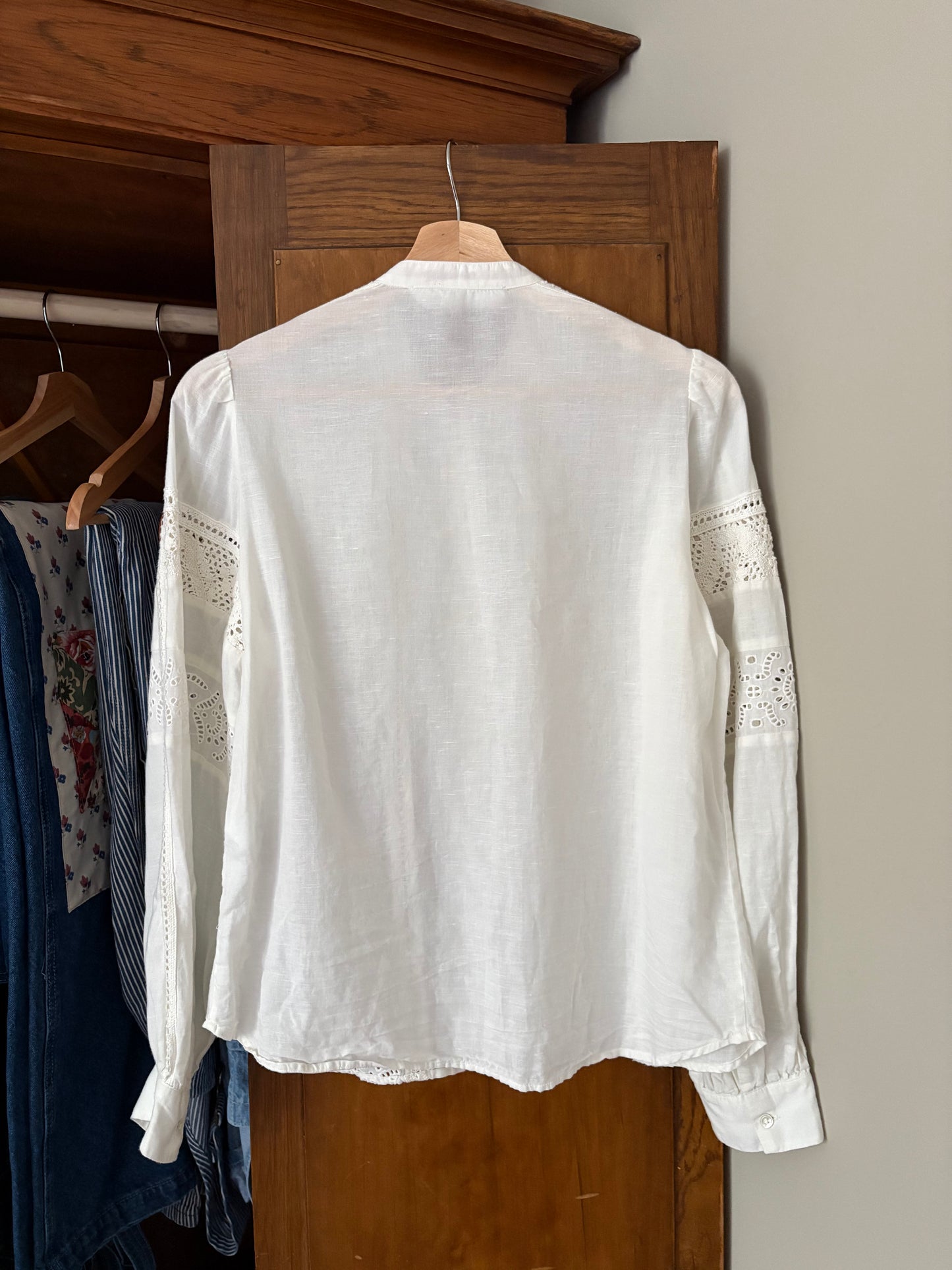 Chemise blanche broderie (Médium)