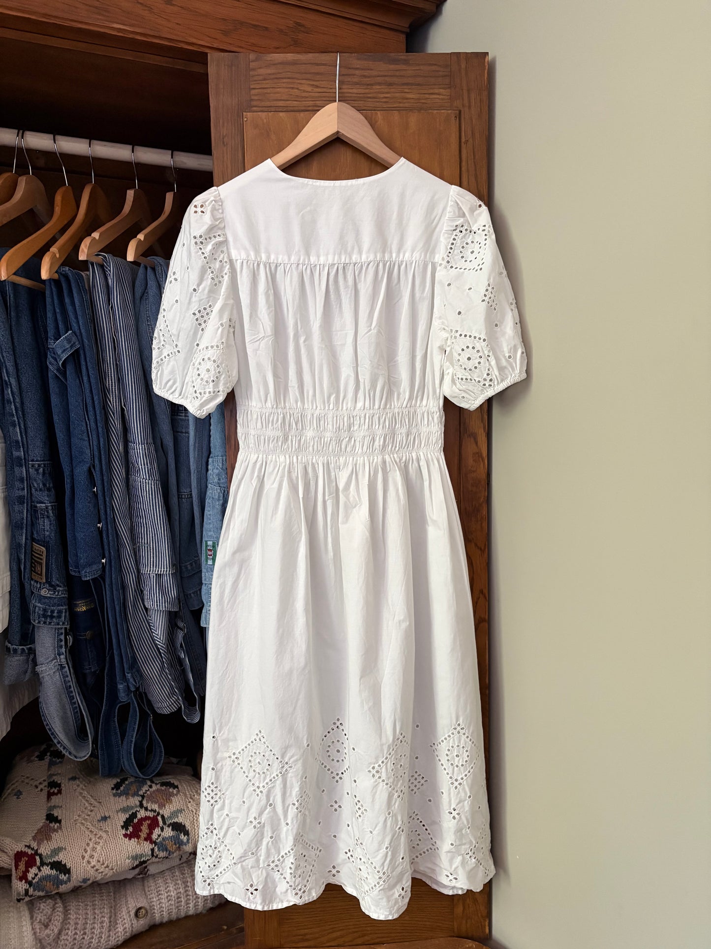 Robe blanche midi avec broderies Mango (Xs/S)