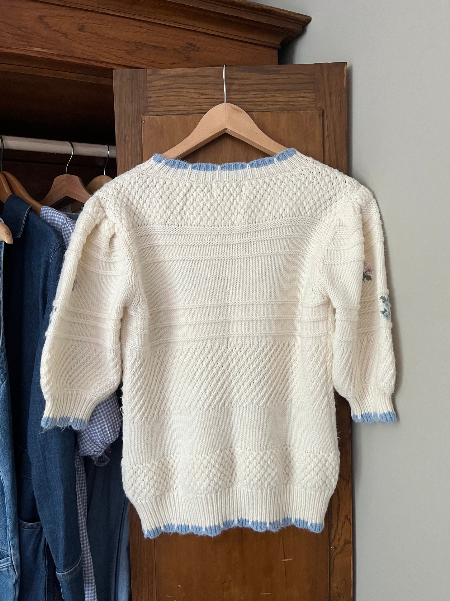 Tricot à manche courte avec broderies (Medium)