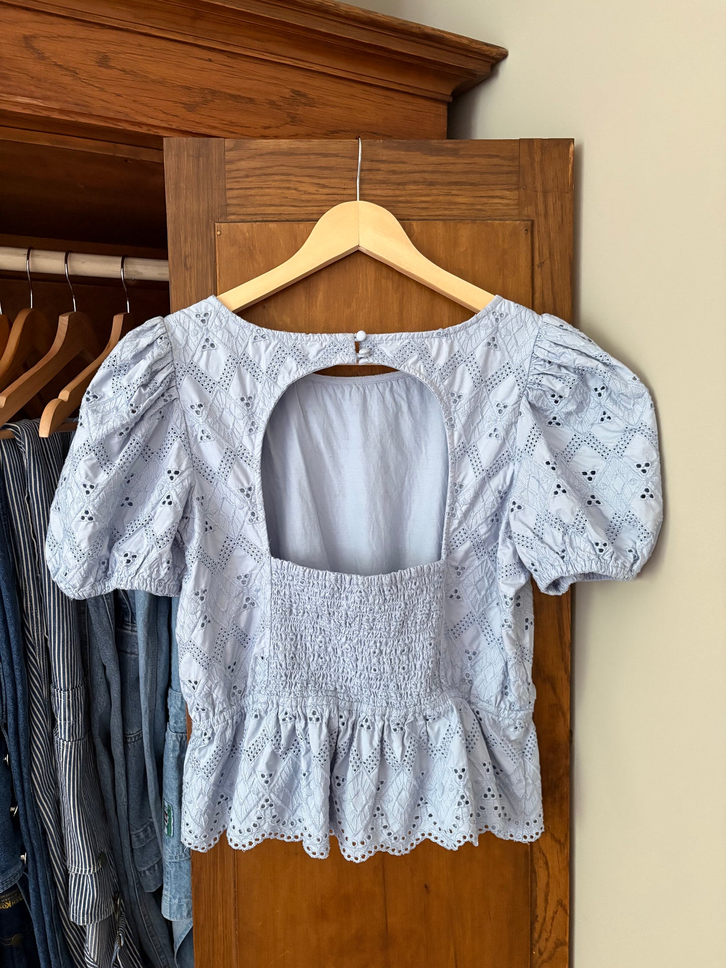 Haut bleu en broderie anglaise (Médium)