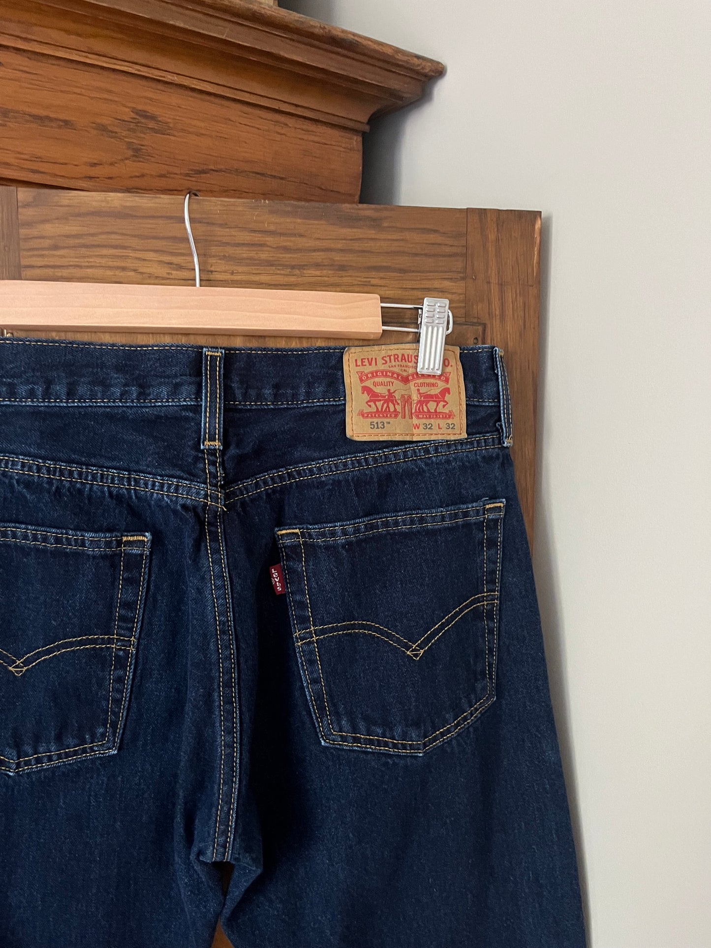 Jeans foncé Levis 513 (Medium)