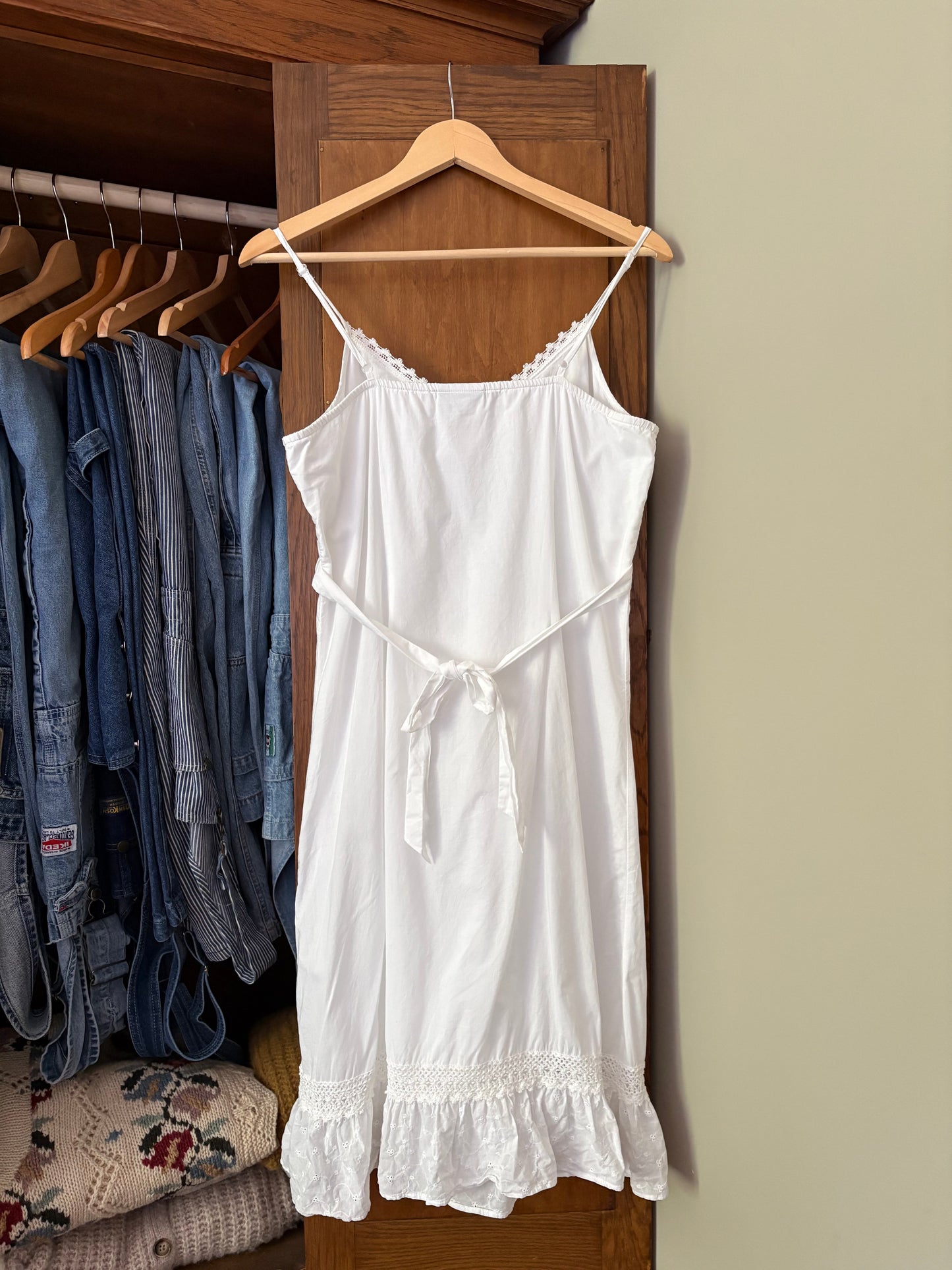 Robe blanche avec broderie anglaise (Large)