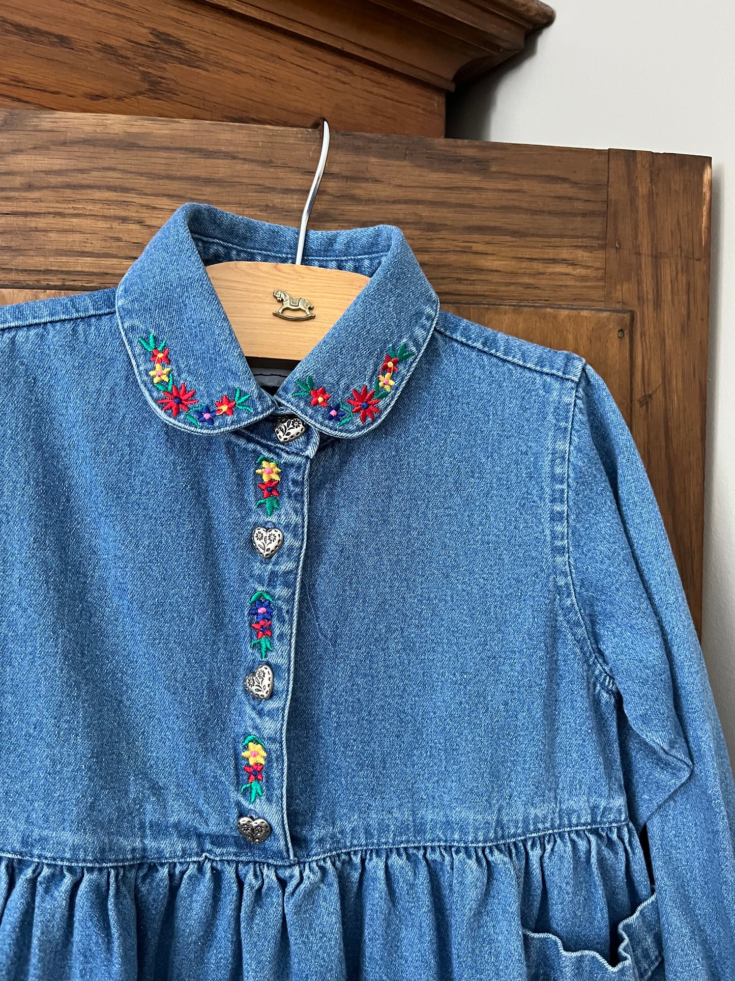 Robe en denim avec broderies (3 ans)