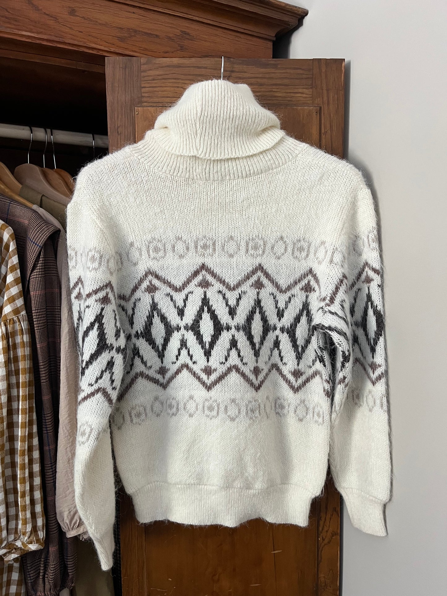 Chandail col montant motif hivernal (Small)