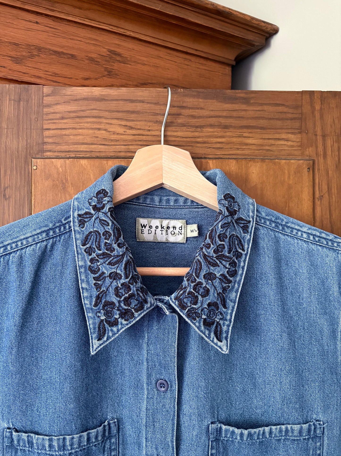 Chemise en denim col fleurs brodées (Médium)