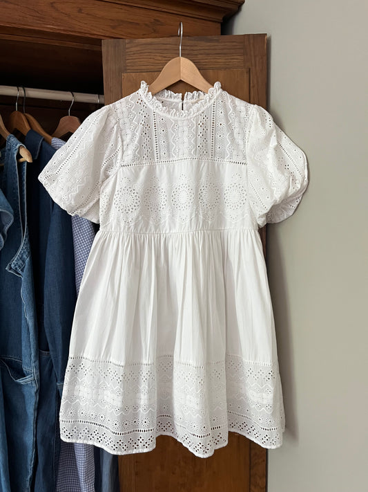 Robe blanche avec détails (Small)