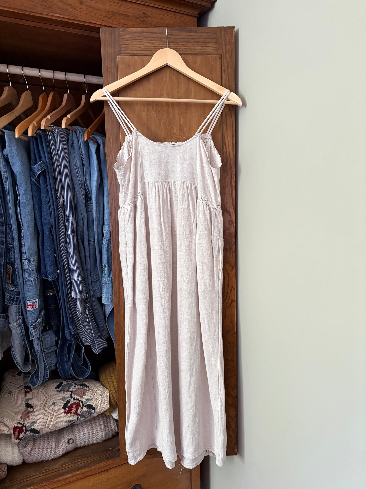 Robe beige avec broderies DEX (Small)