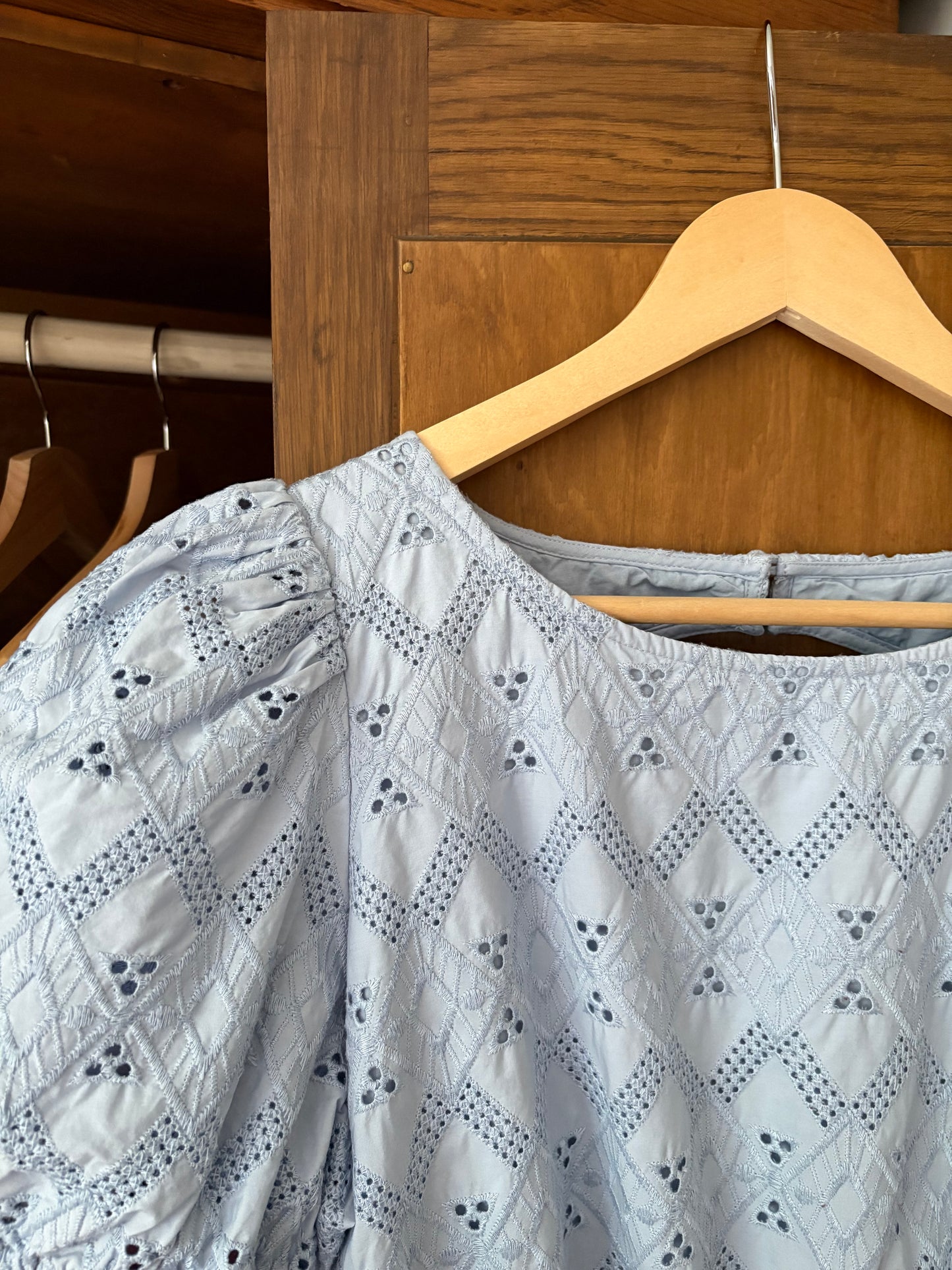 Haut bleu en broderie anglaise (Médium)