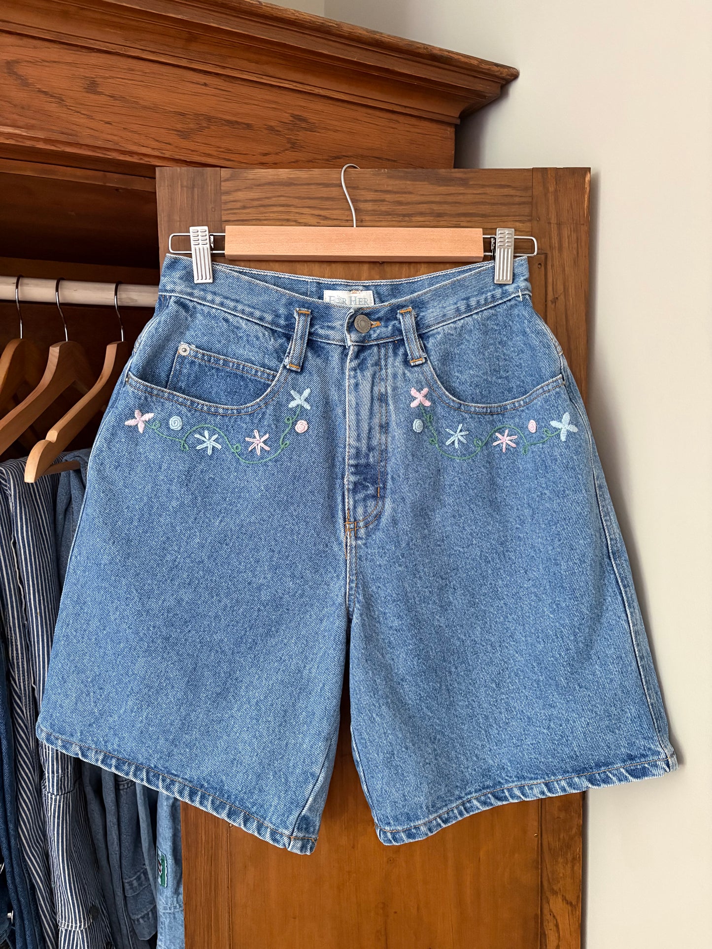 Short en denim vintage avec broderie (Small)