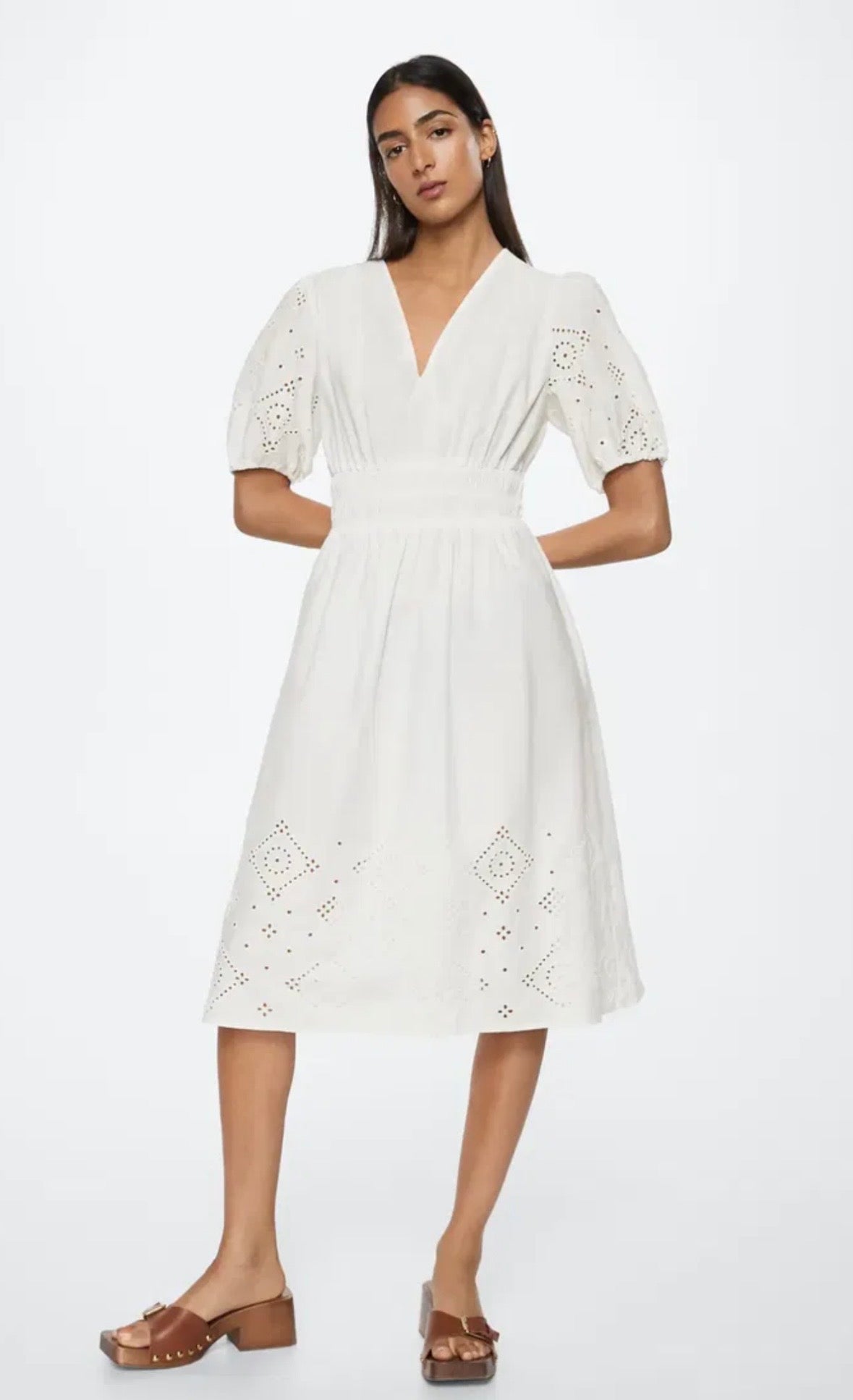 Robe blanche midi avec broderies Mango (Xs/S)