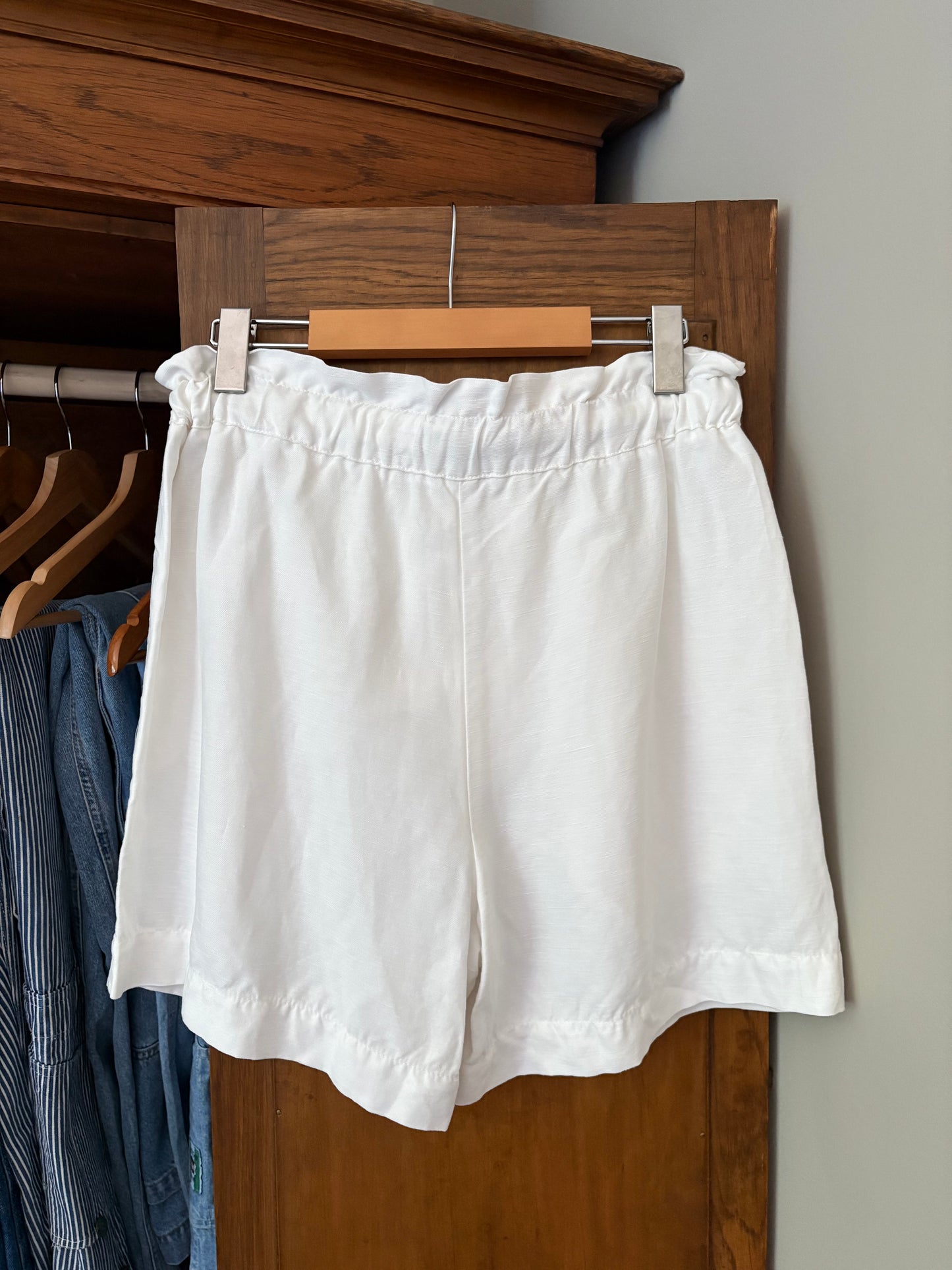 Short blanche Aritzia (Médium)