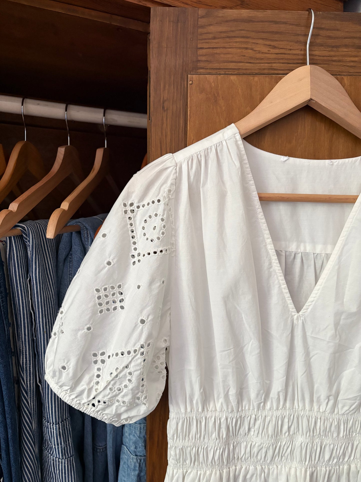 Robe blanche midi avec broderies Mango (Xs/S)