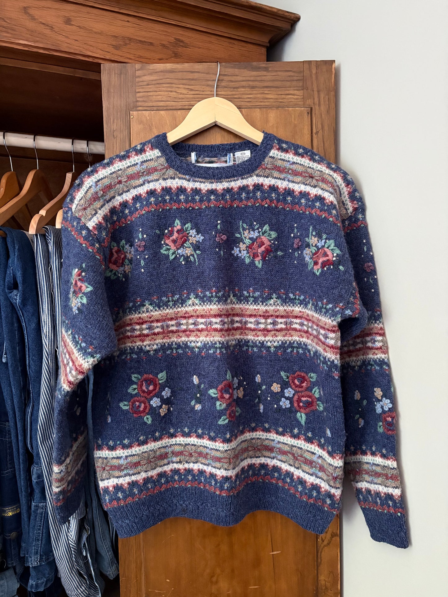 Tricot brodé à la main 100% laine (S/M)