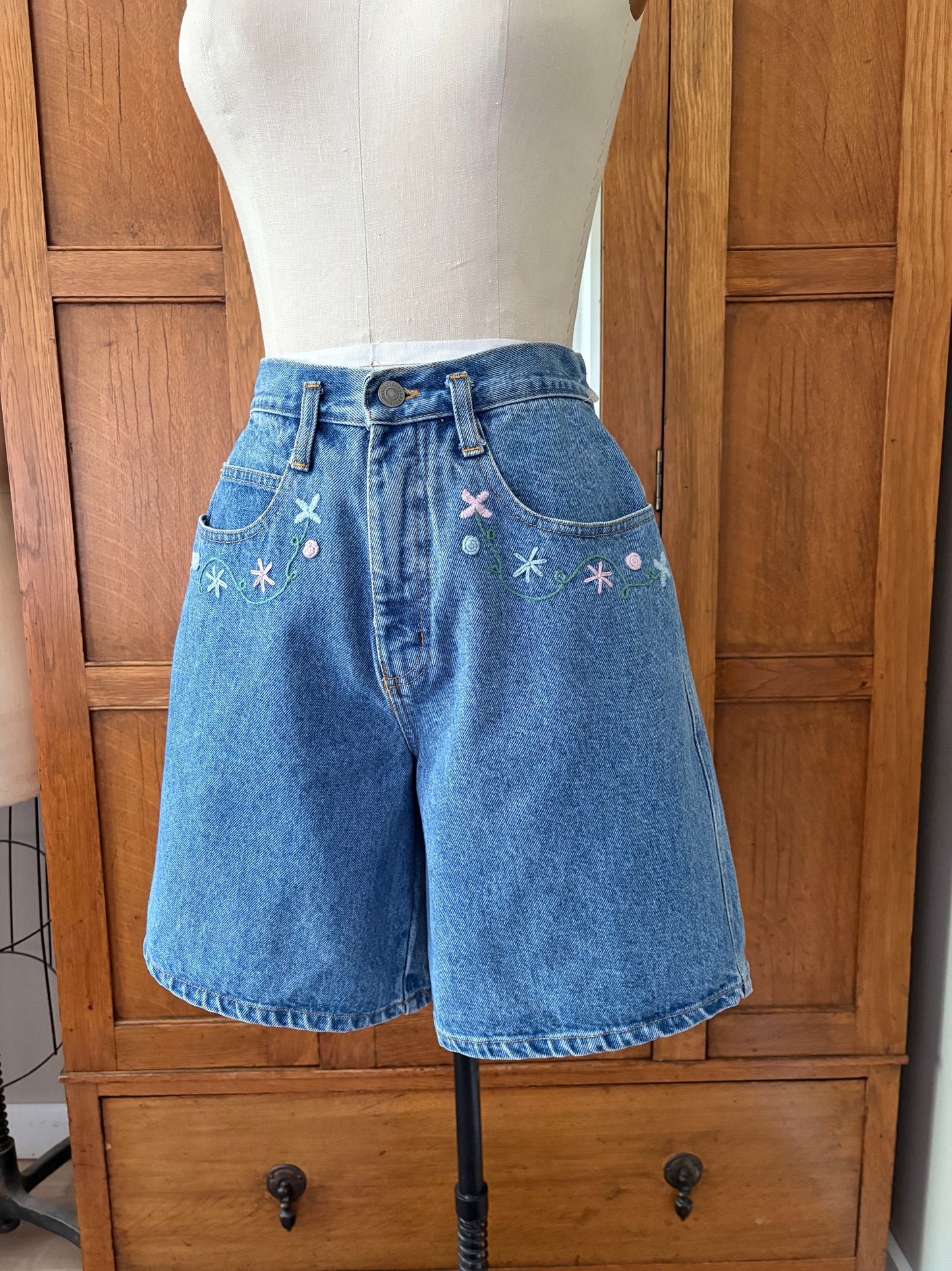 Short en denim vintage avec broderie (Small)