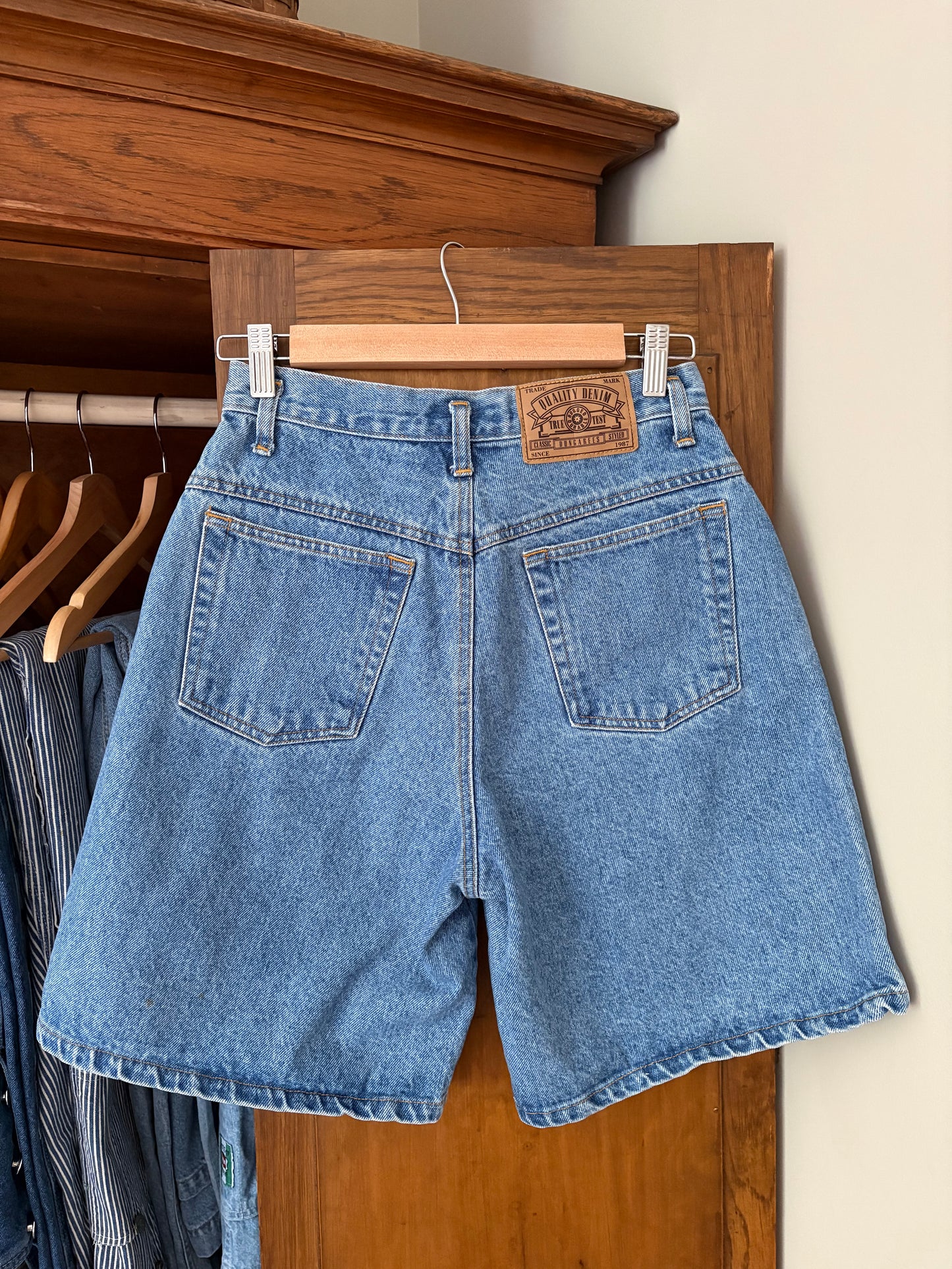 Short en denim vintage avec broderie (Small)