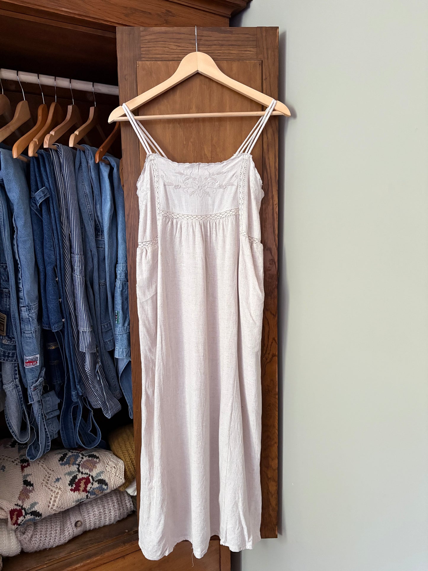 Robe beige avec broderies DEX (Small)