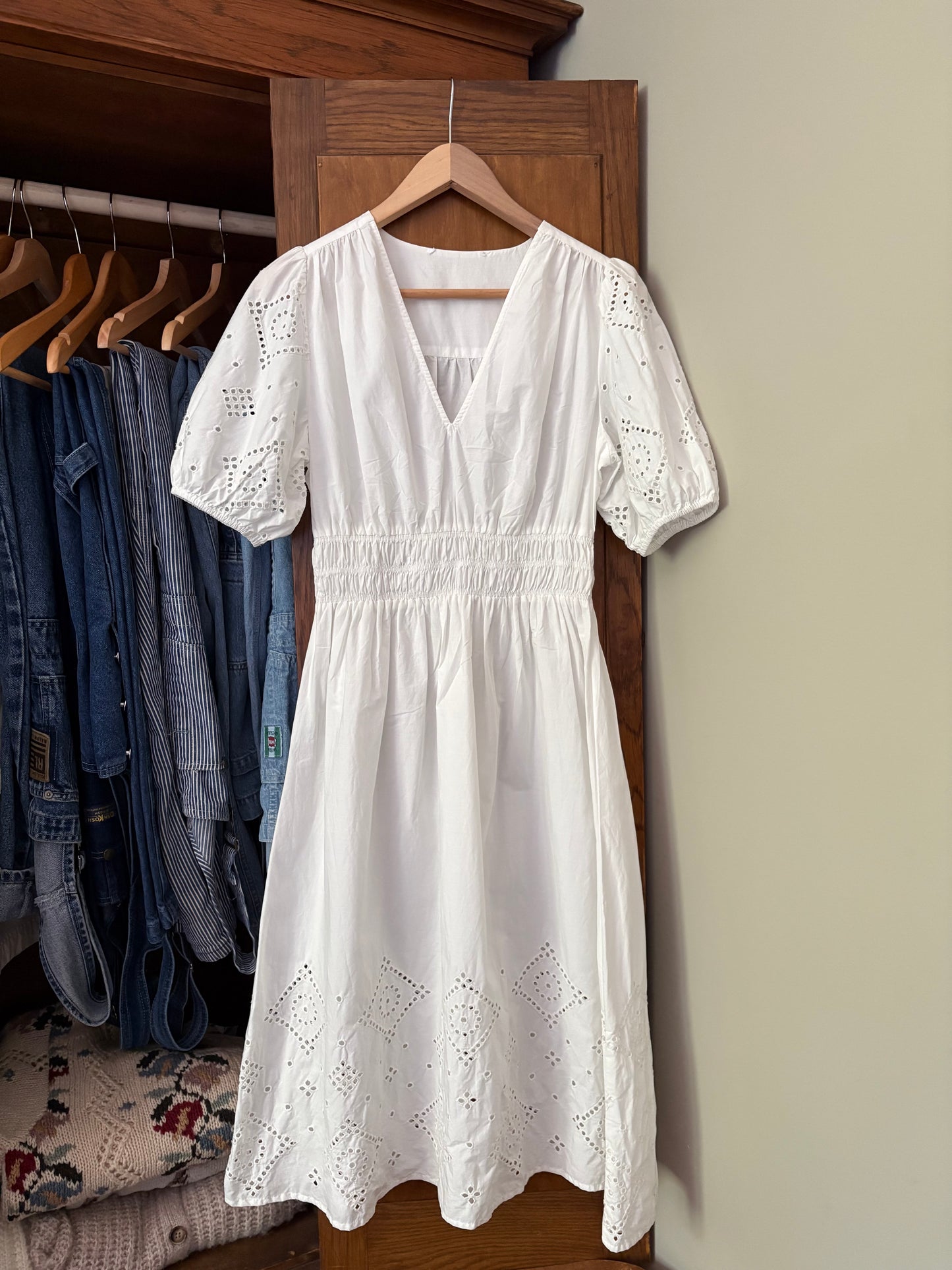 Robe blanche midi avec broderies Mango (Xs/S)