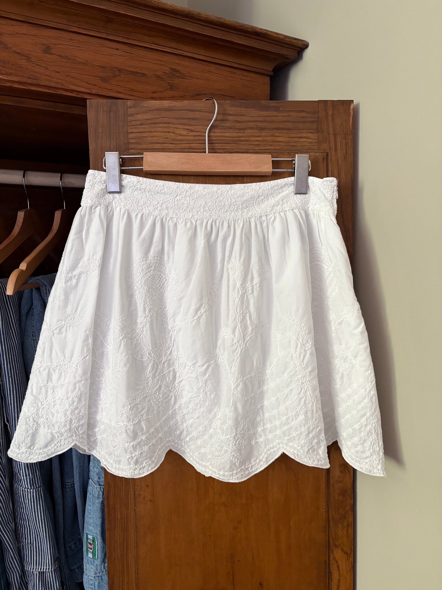 Jupe courte blanche avec broderies Zara (S/M)
