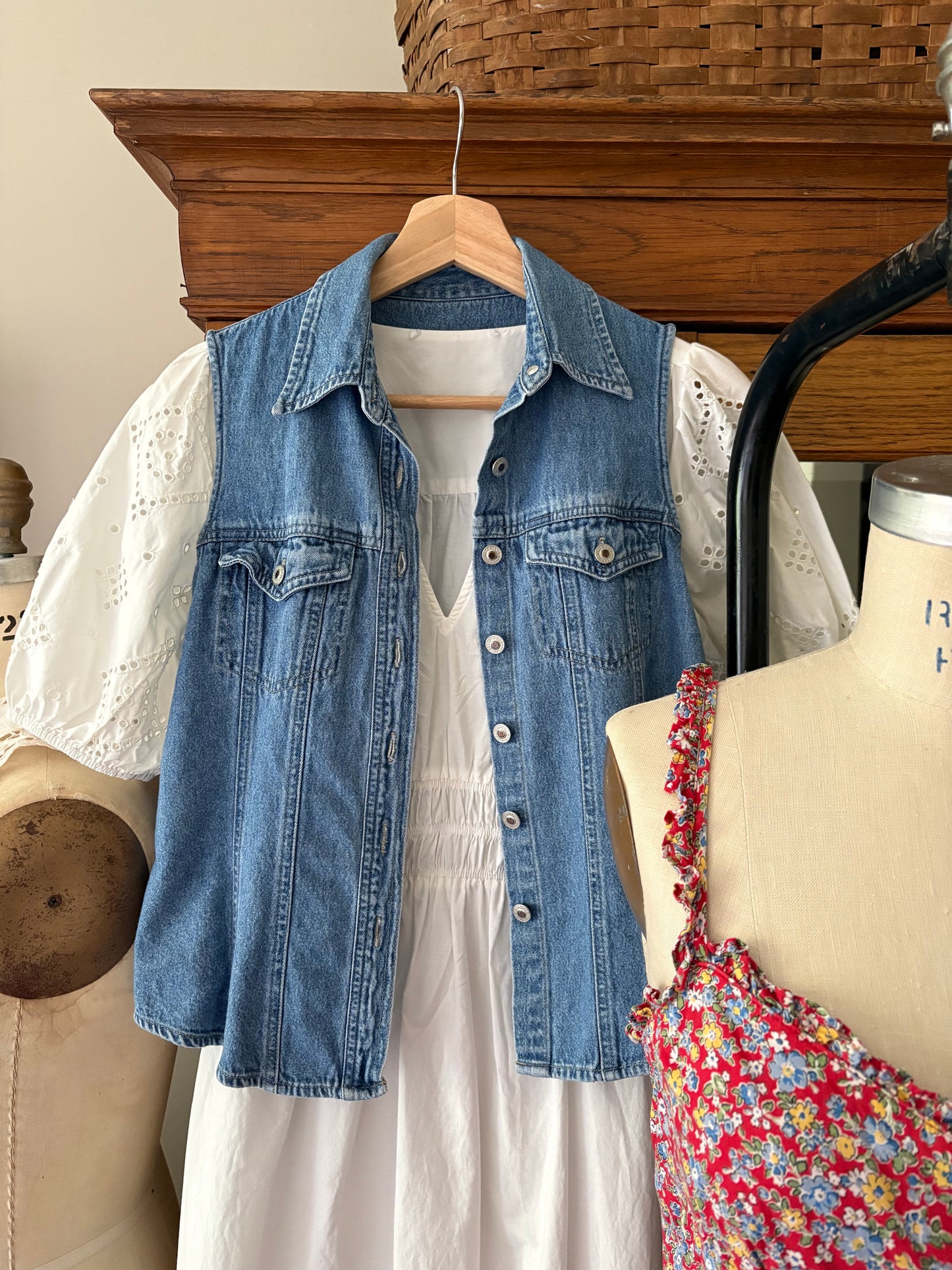 Robe blanche midi avec broderies Mango (Xs/S)