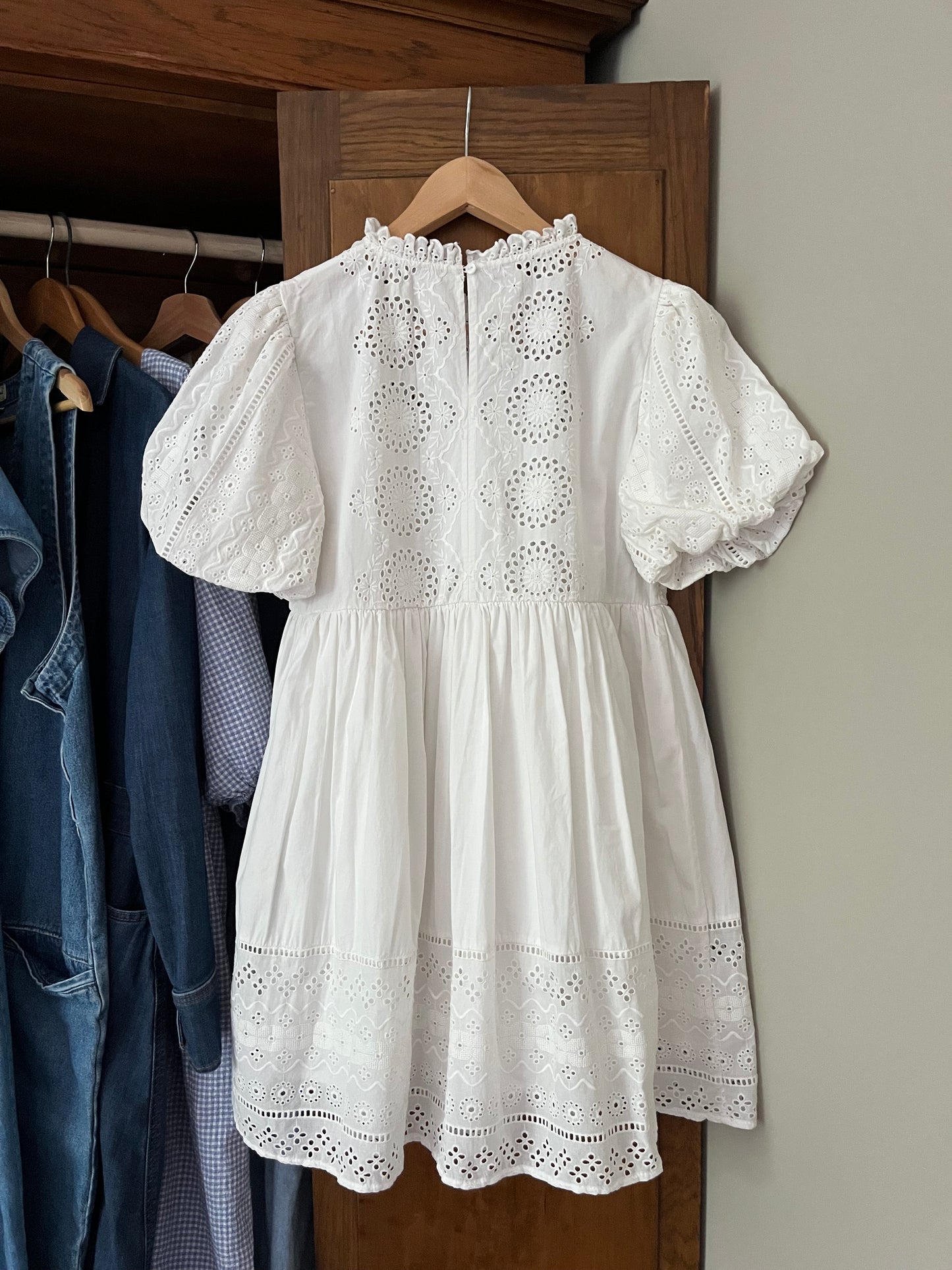 Robe blanche avec détails (Small)