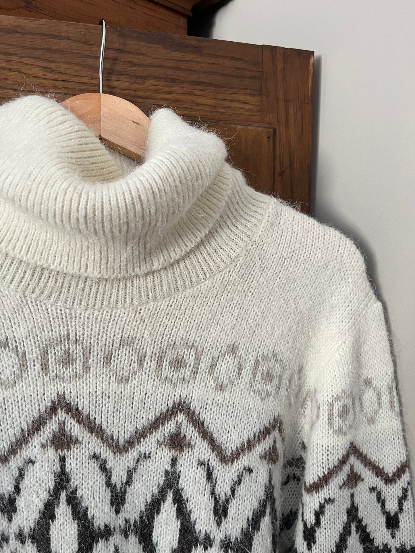 Chandail col montant motif hivernal (Small)