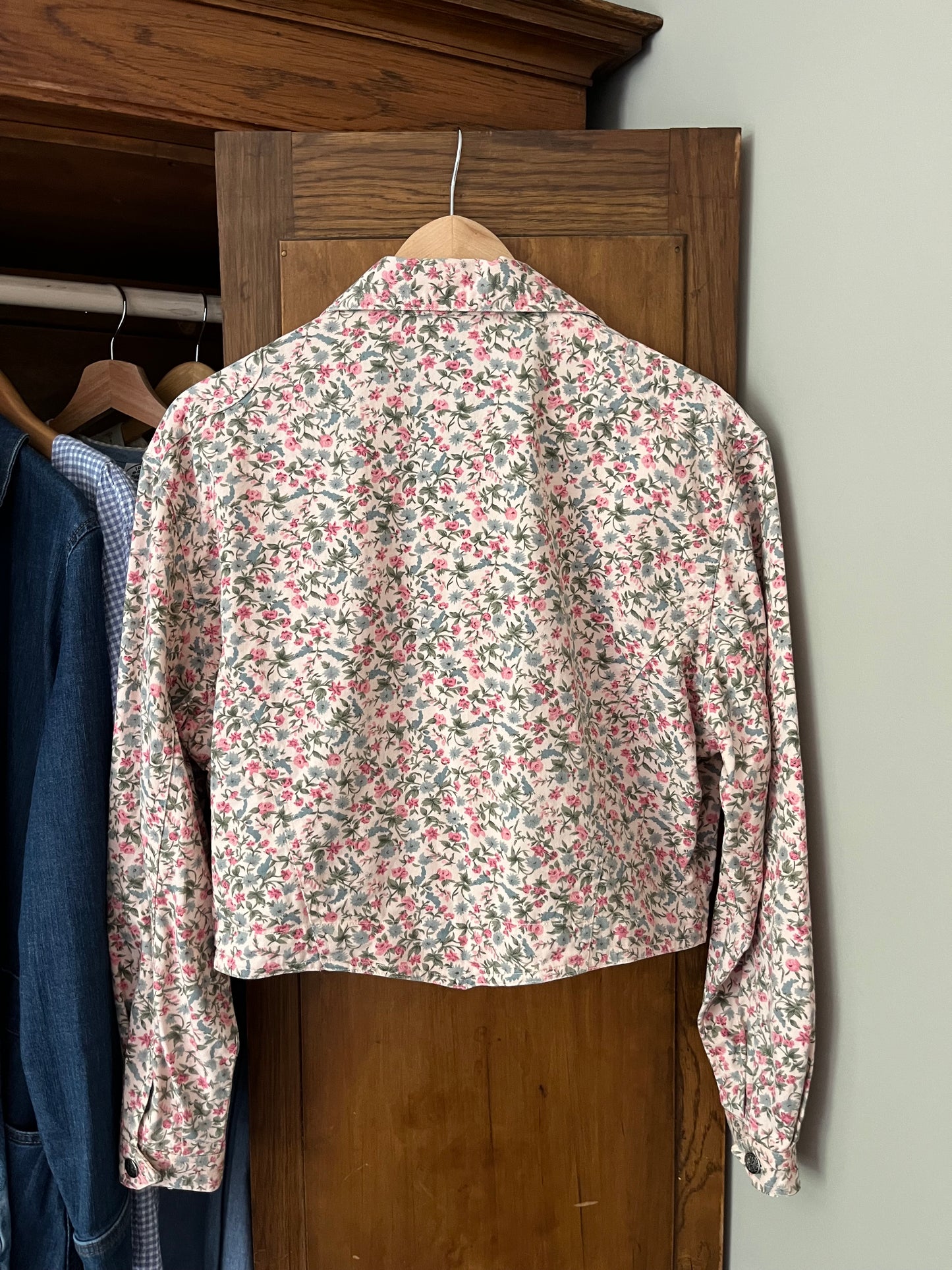 Manteau court en denim fleuri (Médium)