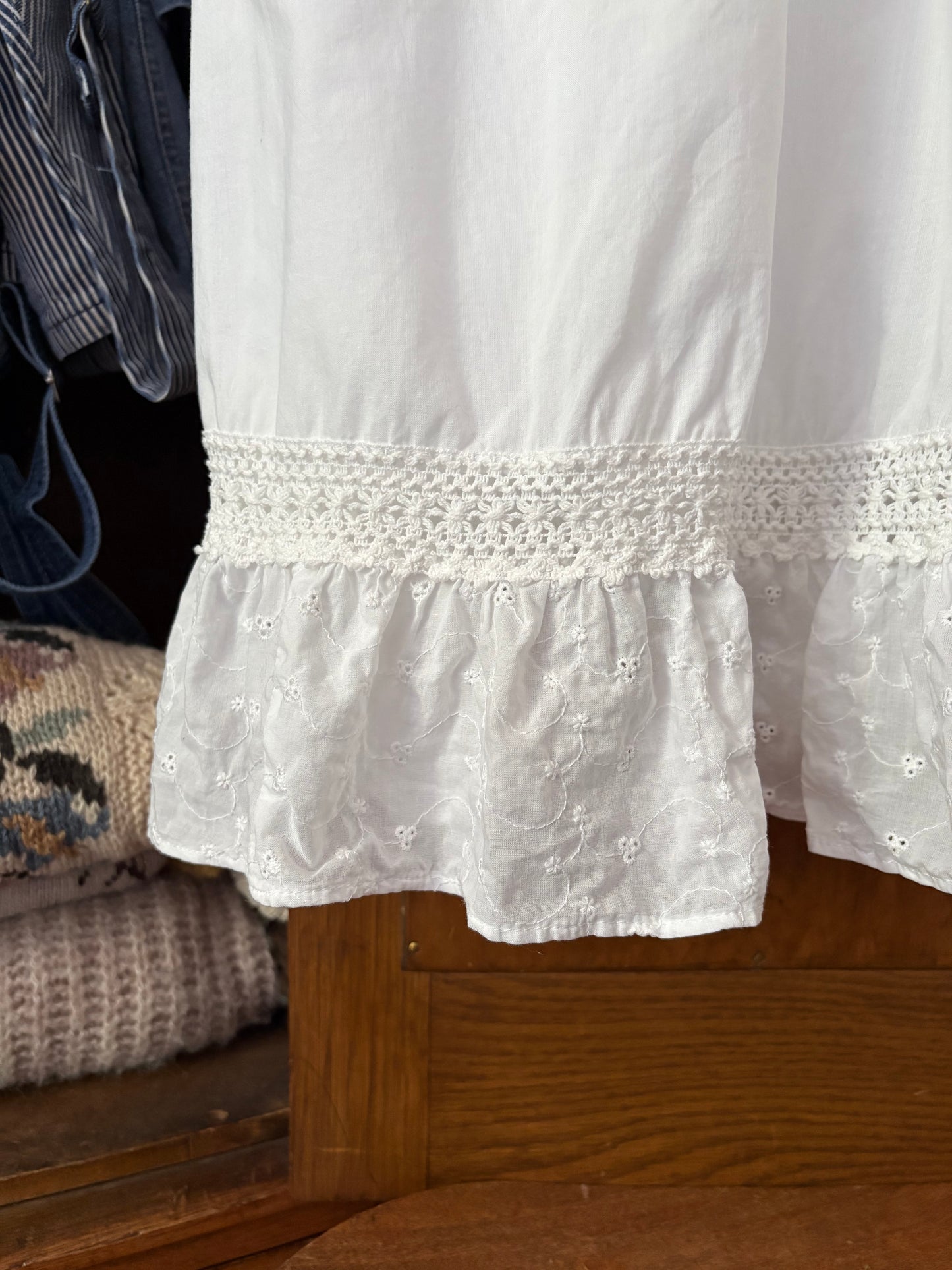 Robe blanche avec broderie anglaise (Large)