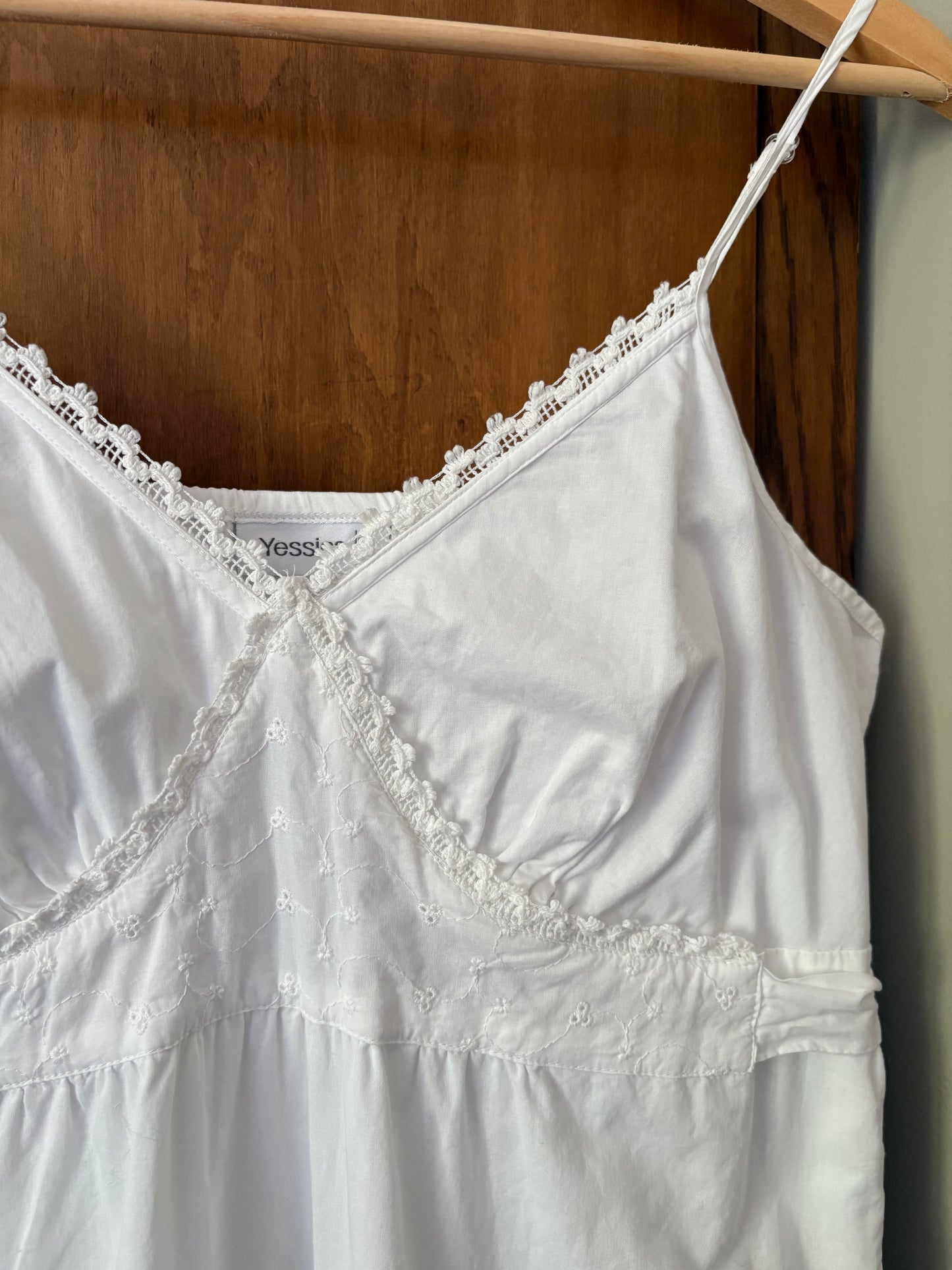 Robe blanche avec broderie anglaise (Large)