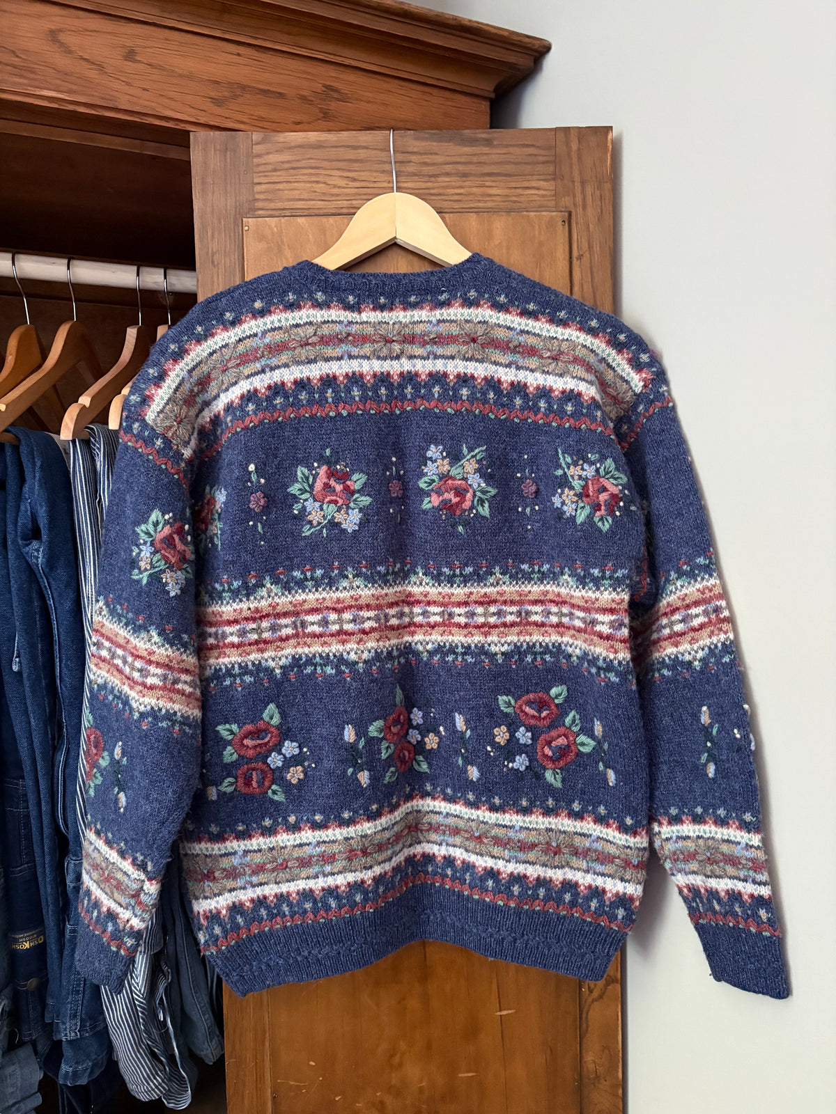 Tricot brodé à la main 100% laine (S/M)