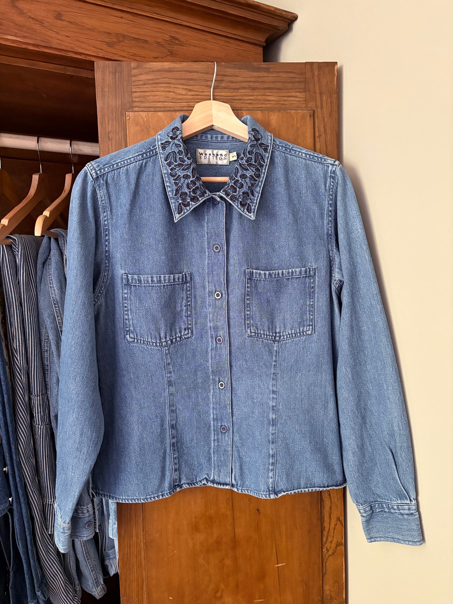 Chemise en denim col fleurs brodées (Médium)