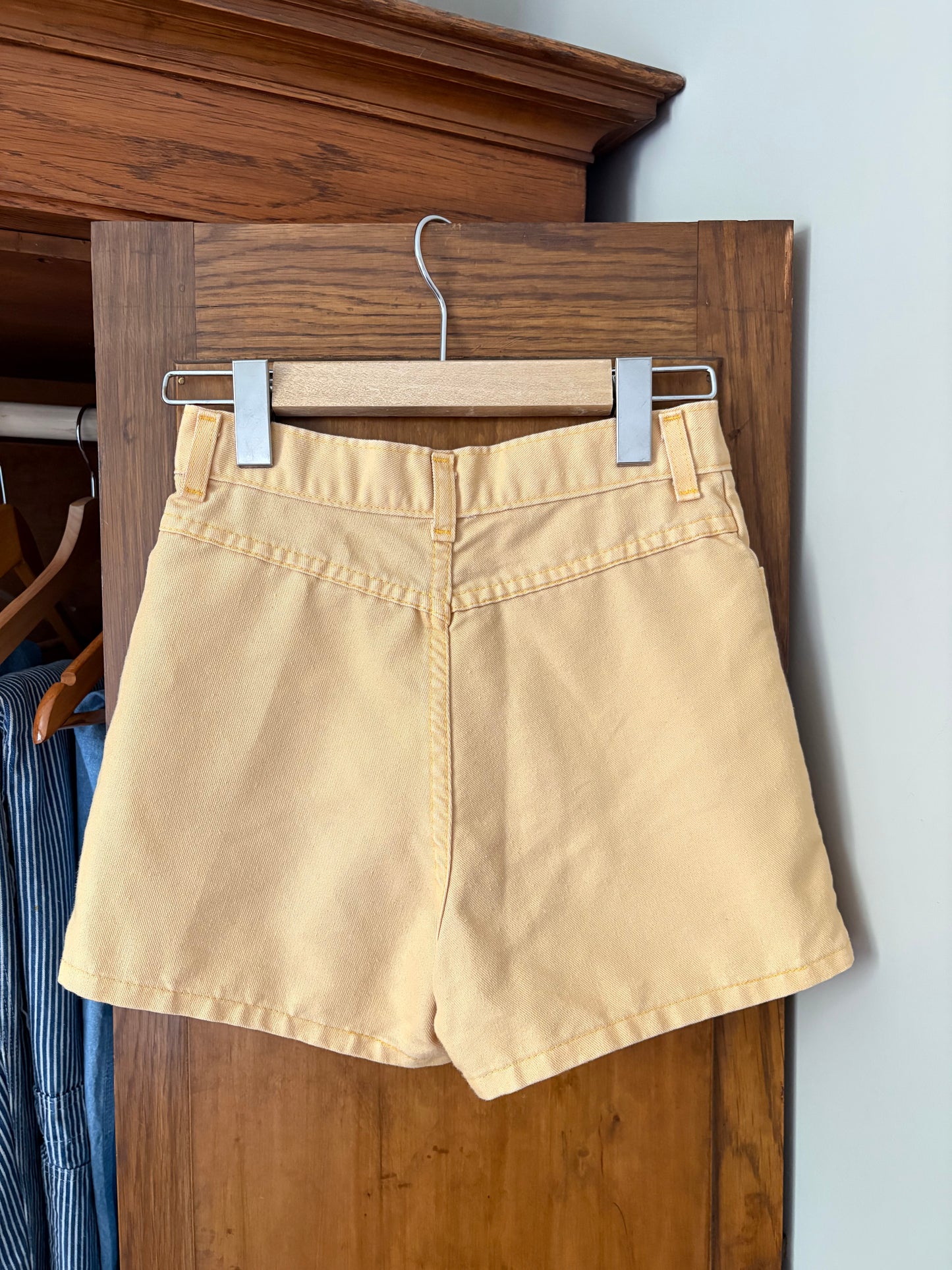 Short jaune vintage (10 ans)