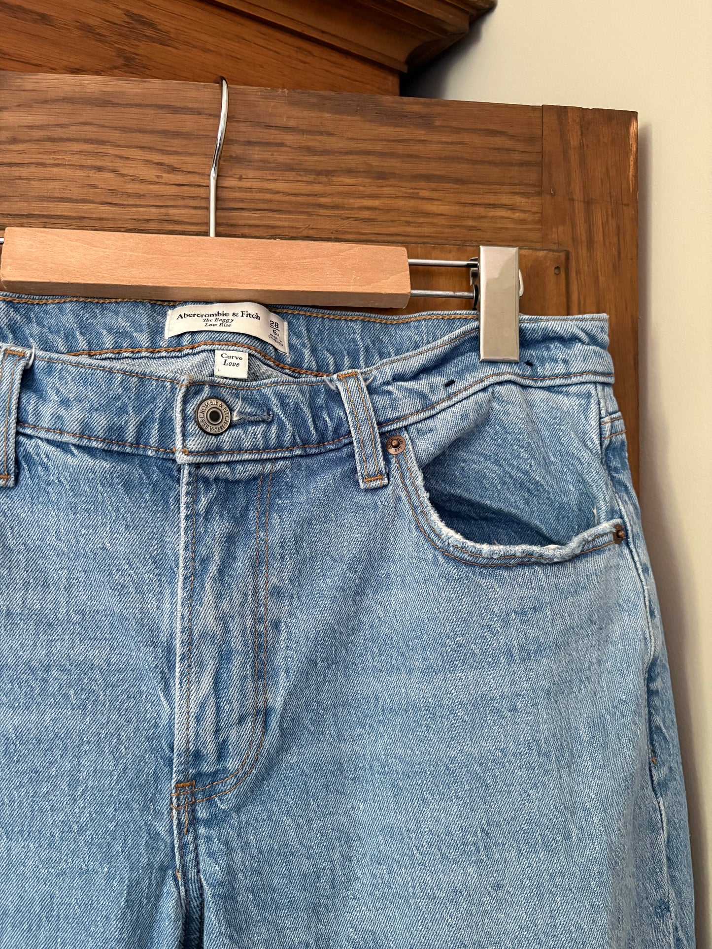 Jeans à jambe droite Abercrombie curve love* (Médium)