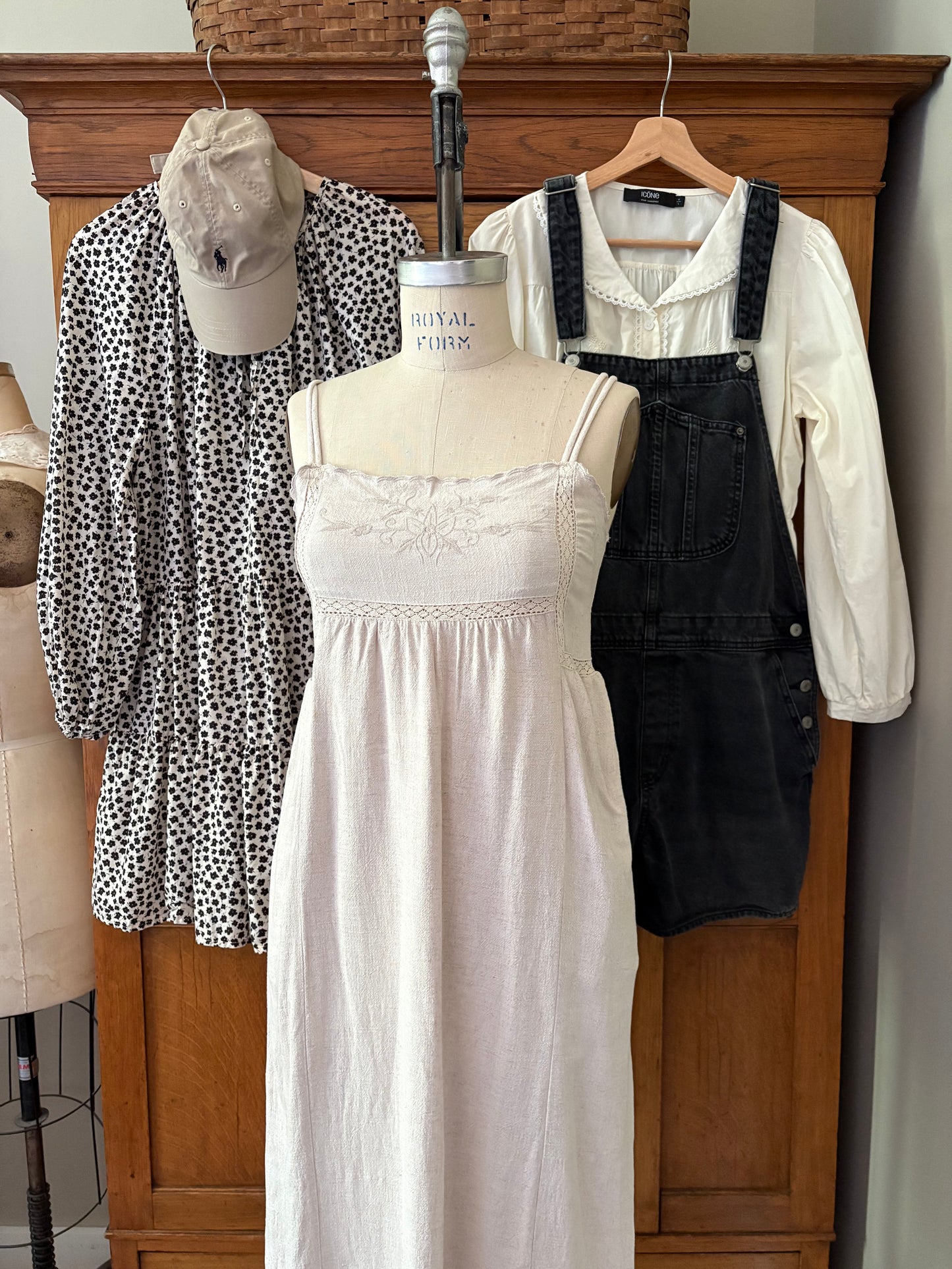 Robe beige avec broderies DEX (Small)
