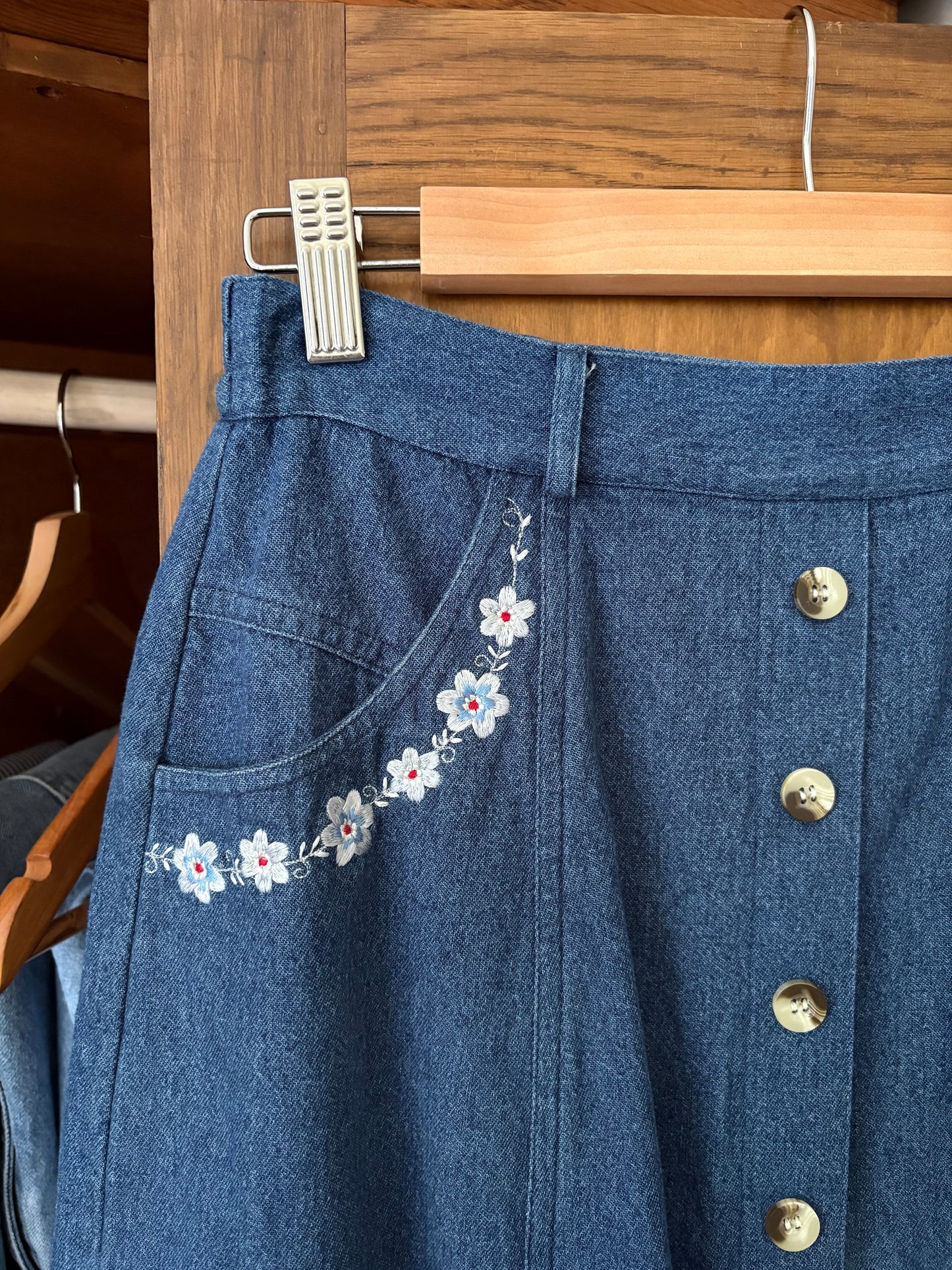 Jupe longue en denim avec broderie de fleurs (Small)