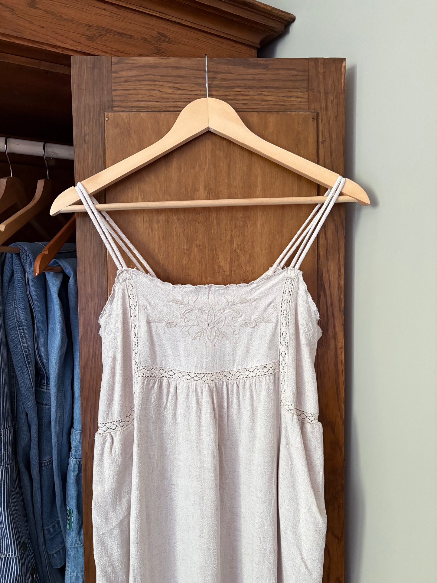 Robe beige avec broderies DEX (Small)