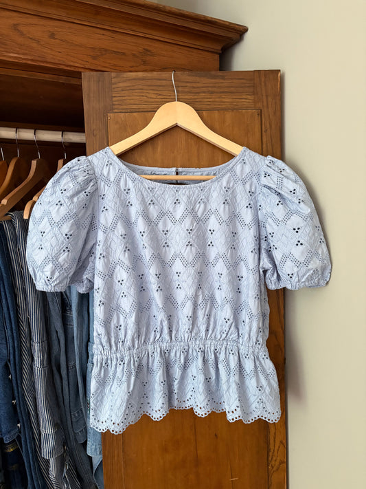 Haut bleu en broderie anglaise (Médium)