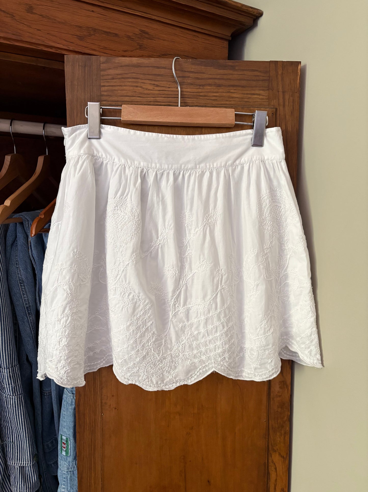 Jupe courte blanche avec broderies Zara (S/M)