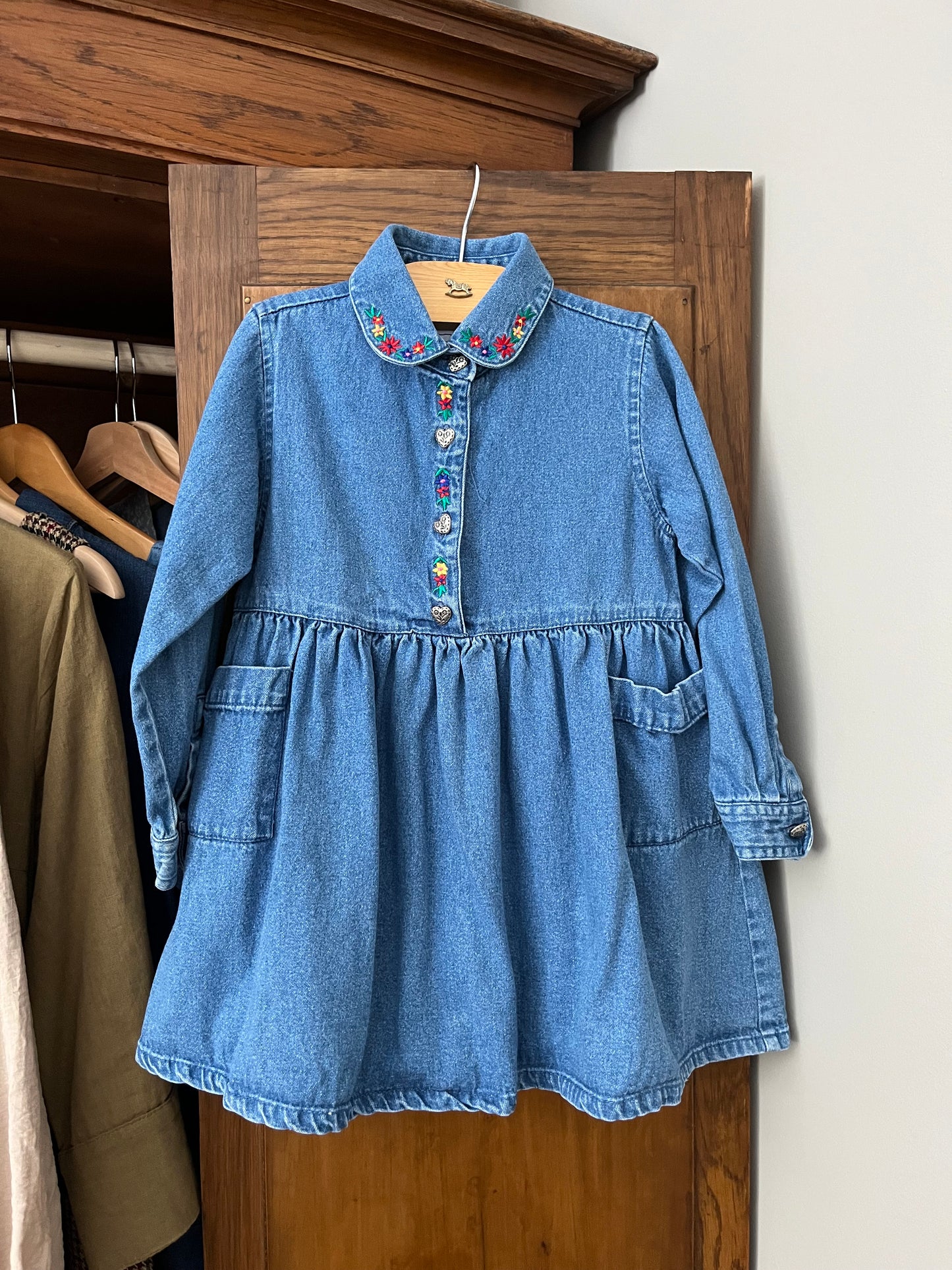 Robe en denim avec broderies (3 ans)