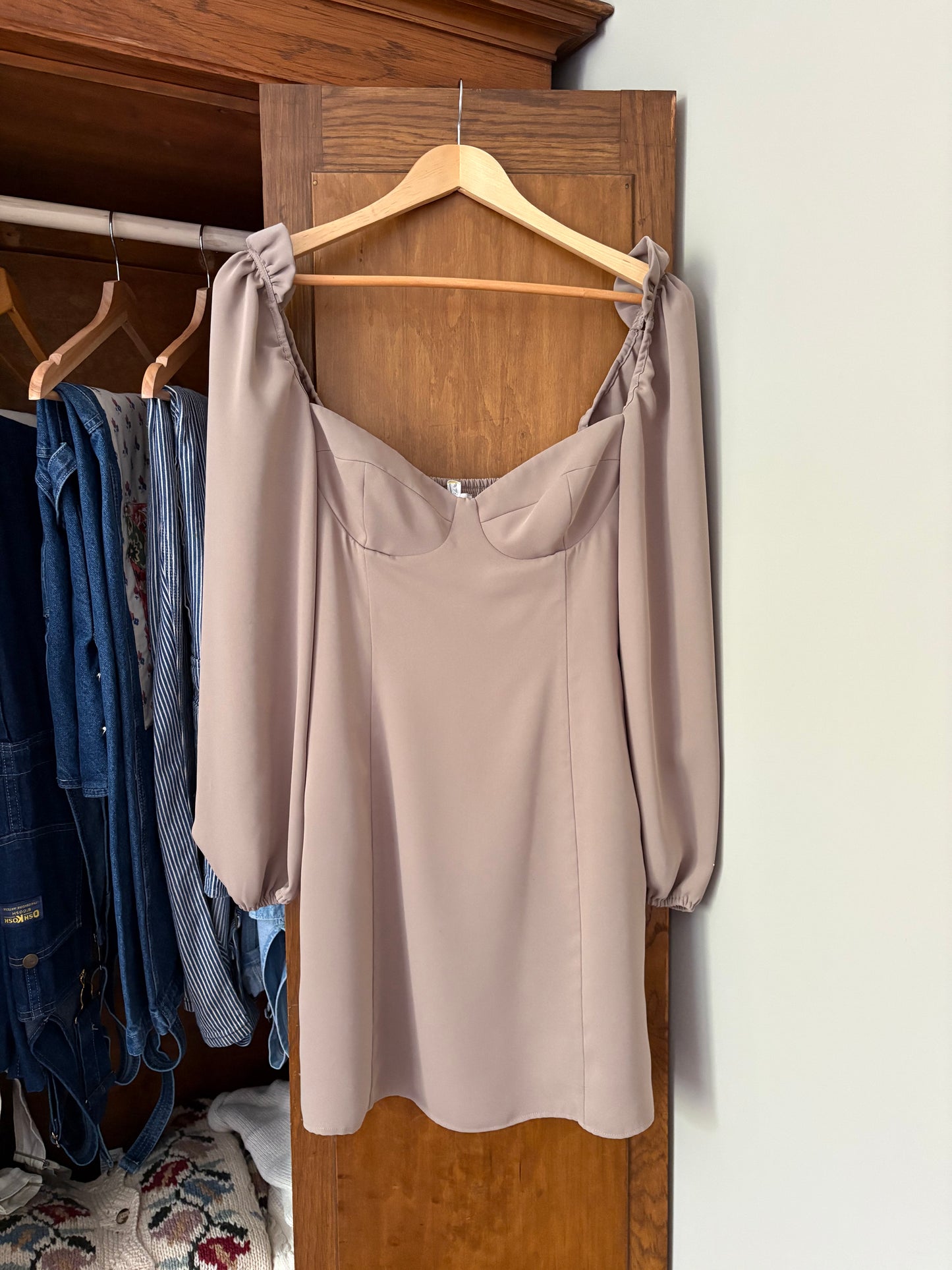 Robe beige Aritzia (Small)