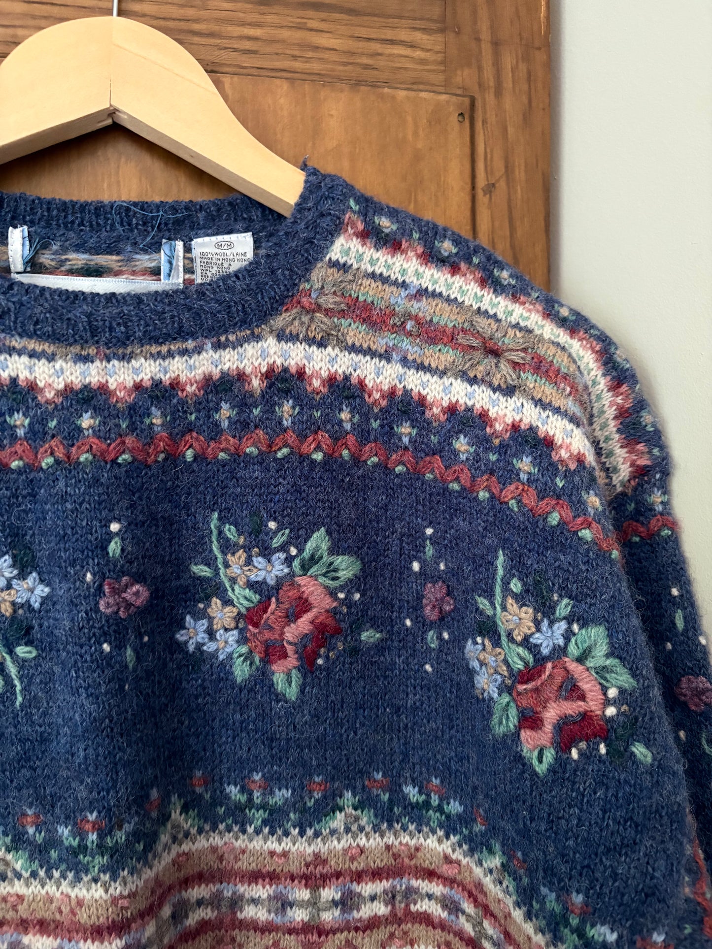 Tricot brodé à la main 100% laine (S/M)