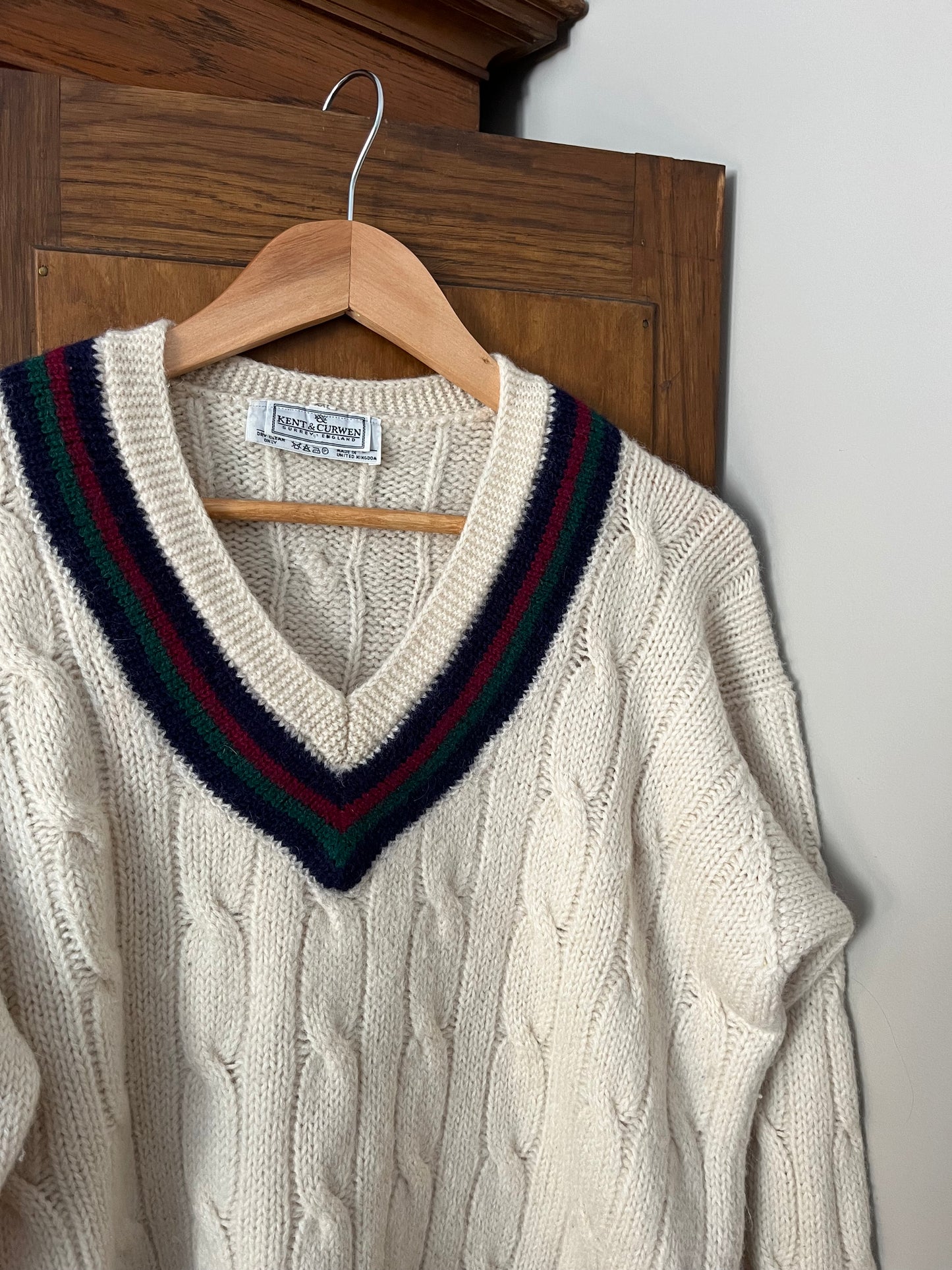 Tricot beige avec lignes colorées (Médium)