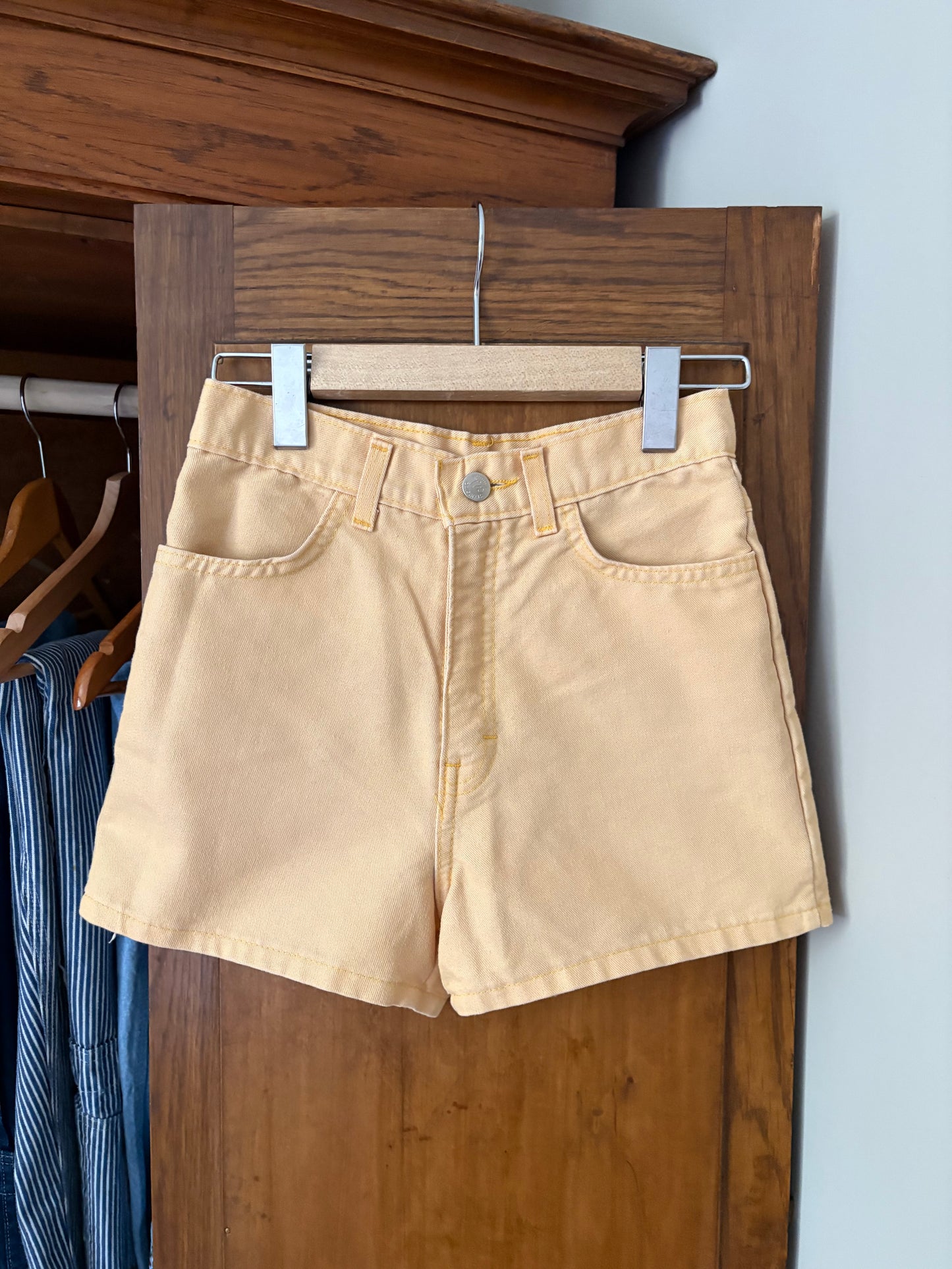 Short jaune vintage (10 ans)