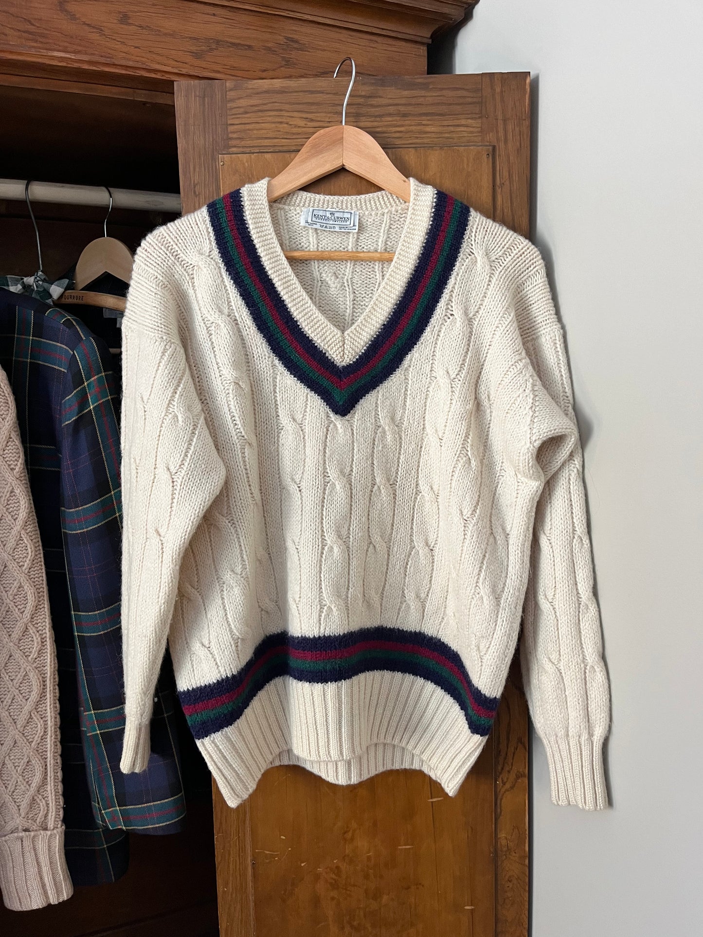 Tricot beige avec lignes colorées (Médium)