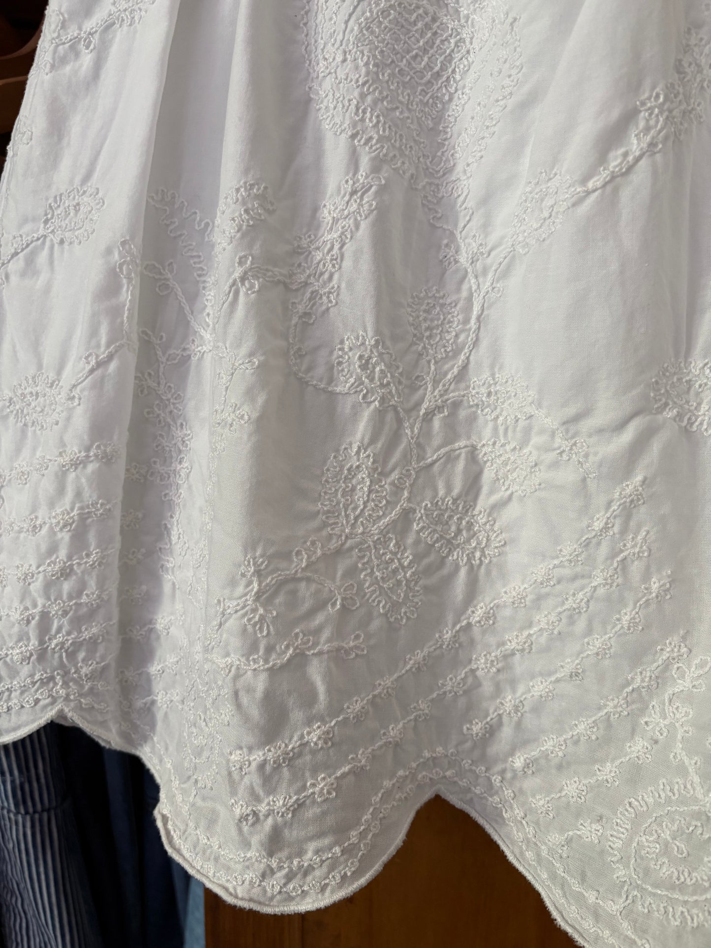 Jupe courte blanche avec broderies Zara (S/M)