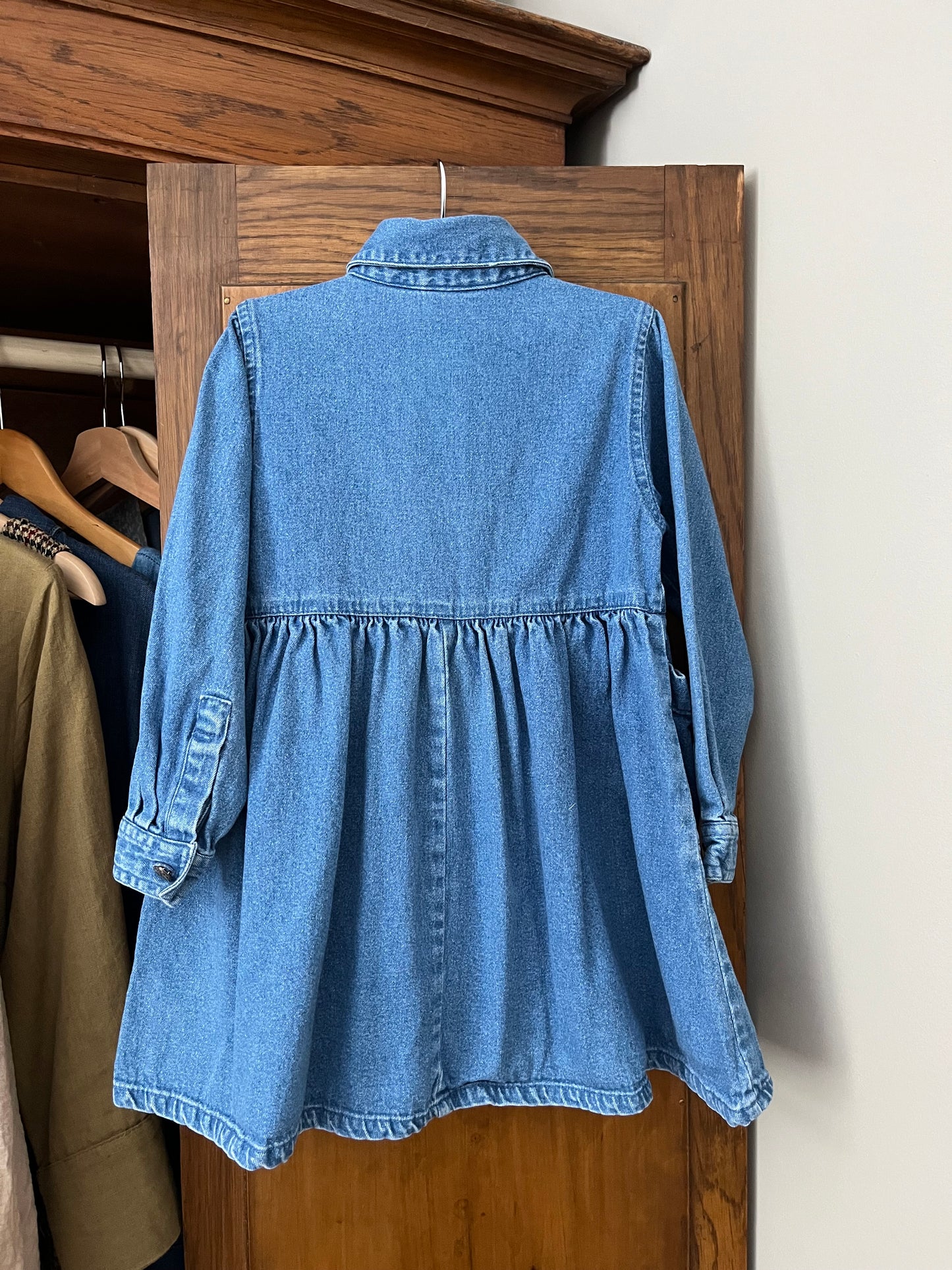 Robe en denim avec broderies (3 ans)