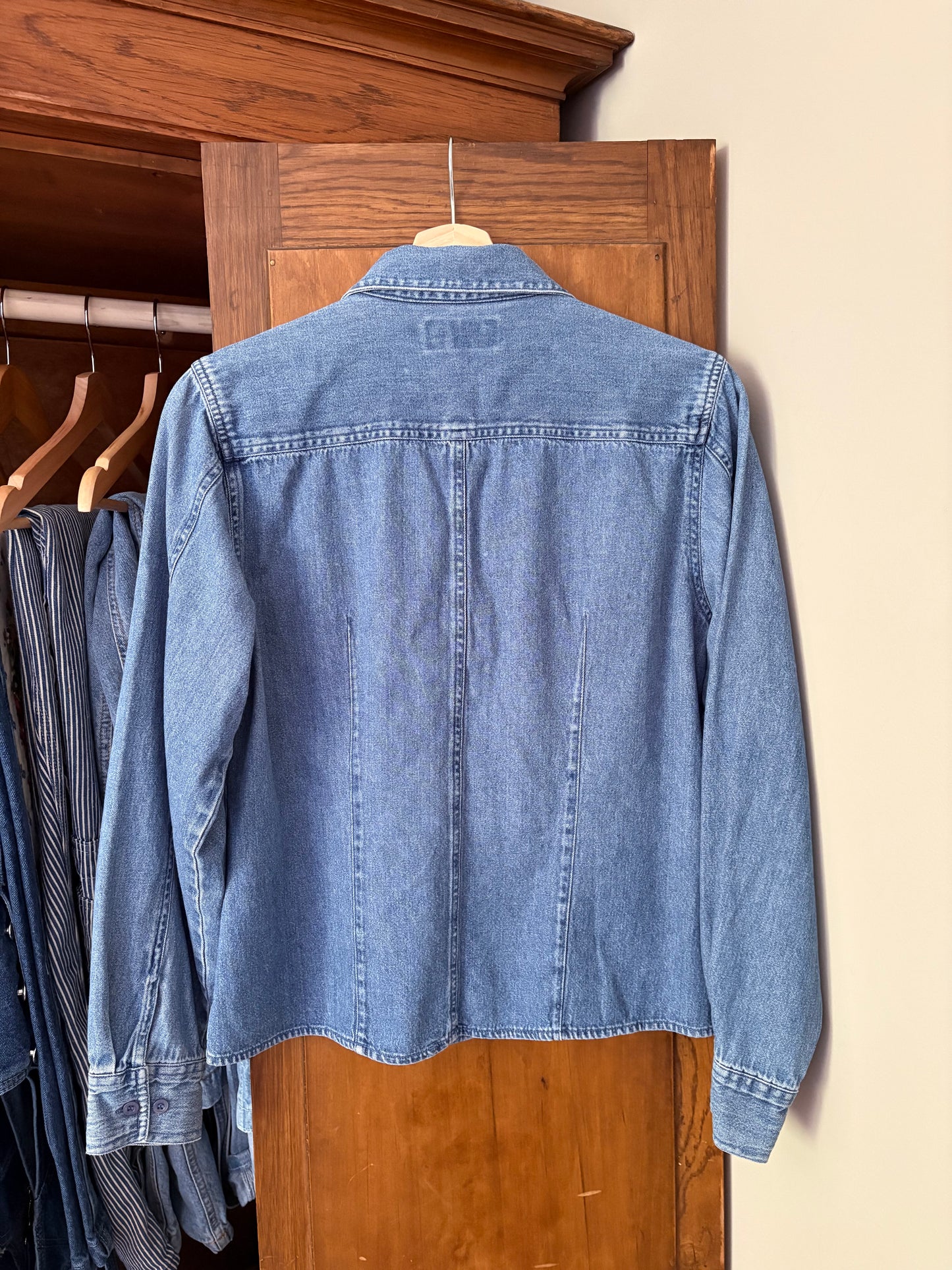 Chemise en denim col fleurs brodées (Médium)